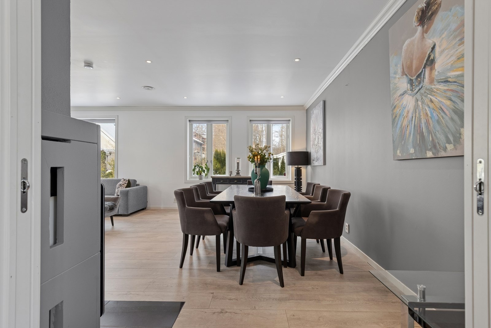 Kjøkken mot stue i boligens 1. etasje. Galleribilde