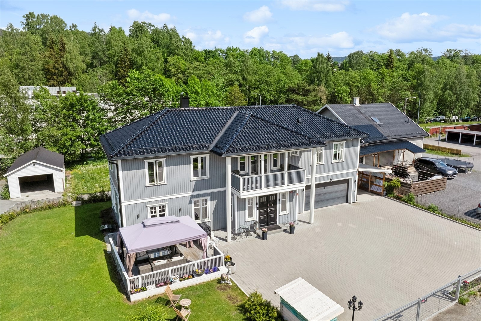 Tomten er en eiet tomt, opparbeidet med belegningsstein på gårdsplassen, flere uteområder utformet for variert bruk og plenområder som egner seg til lek, opphold og etablering av sittegrupper. Galleribilde