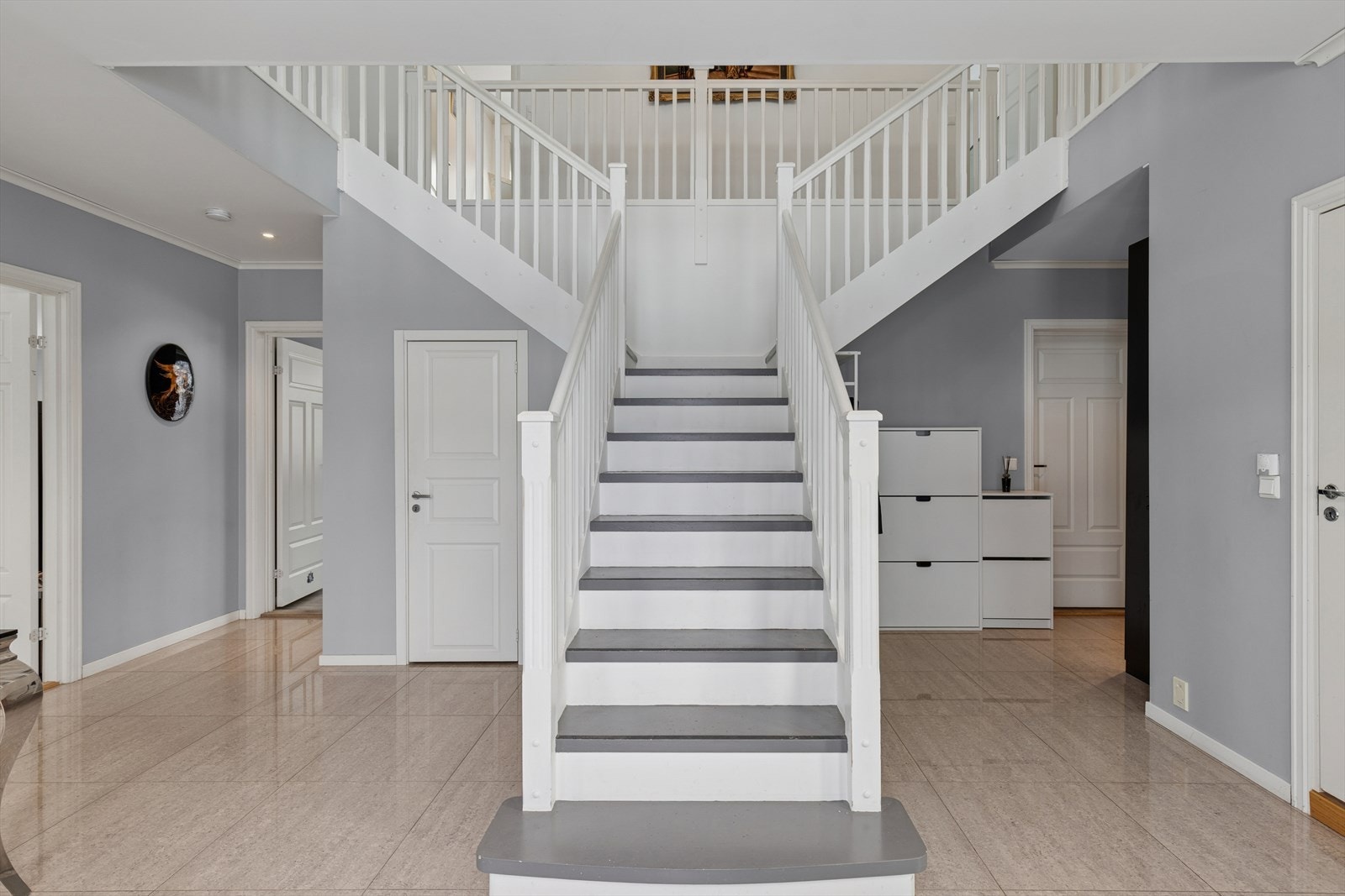 Trapp med to-løp opp til 2. etasje, noe som gir boligen et eksklusivt preg. Galleribilde