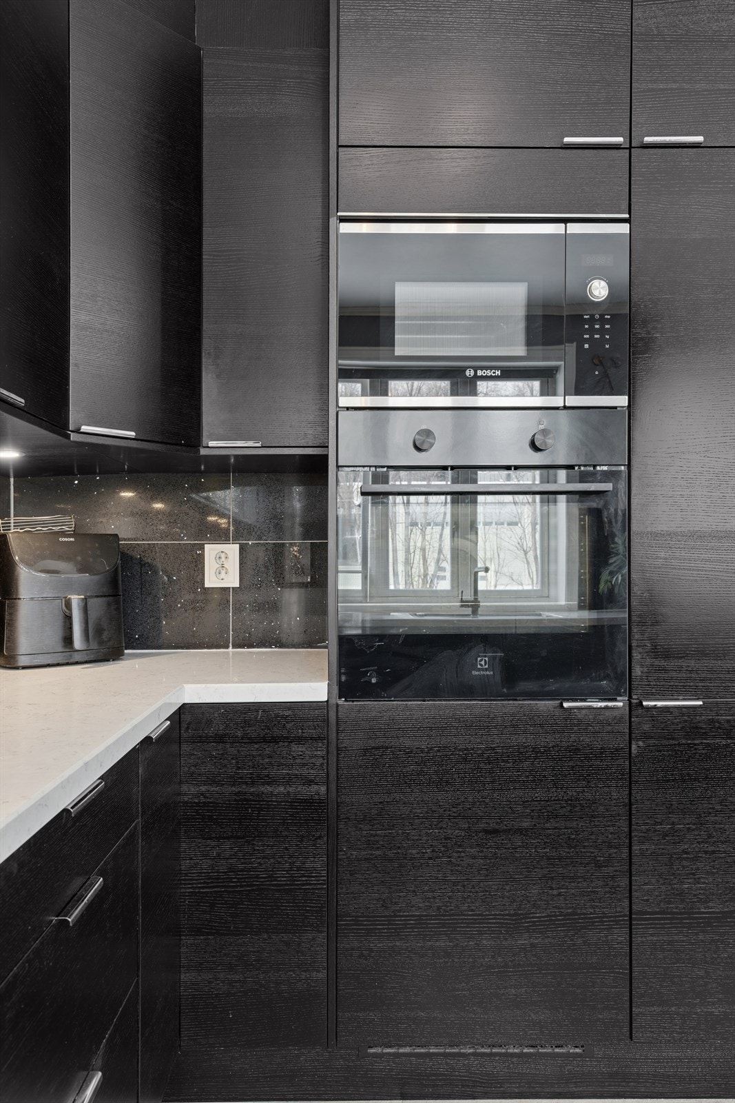 Kjøkkenet er utstyrt med diverse integrerte hvitevarer. Vedr. hvitevarer se pkt. "løsøre og tilbehør" i salgsoppgaven. Galleribilde