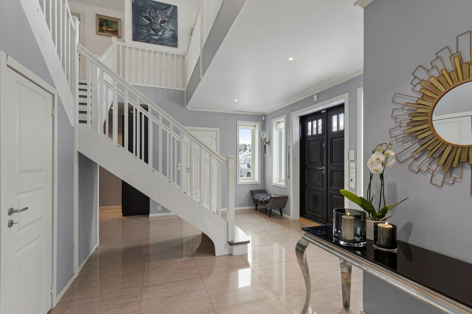 Under trappen er det også tilgang til kott for ekstra lagringsplass. (Til venstre i bildet). Galleribilde