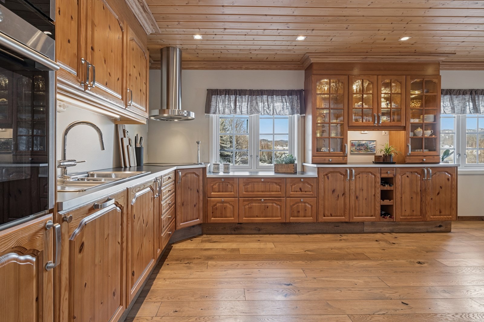 Godt utbygget med skap- og benkeplass. Galleribilde