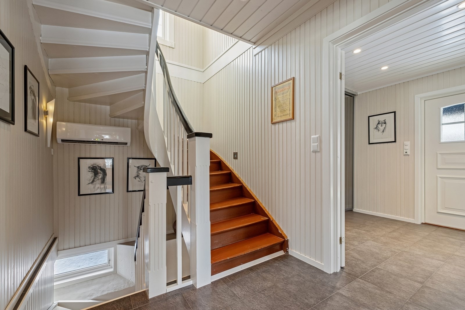 Trapperommet binder etasjene sammen og har en luftig utforming med panel på veggene. Varmepumpe. Galleribilde