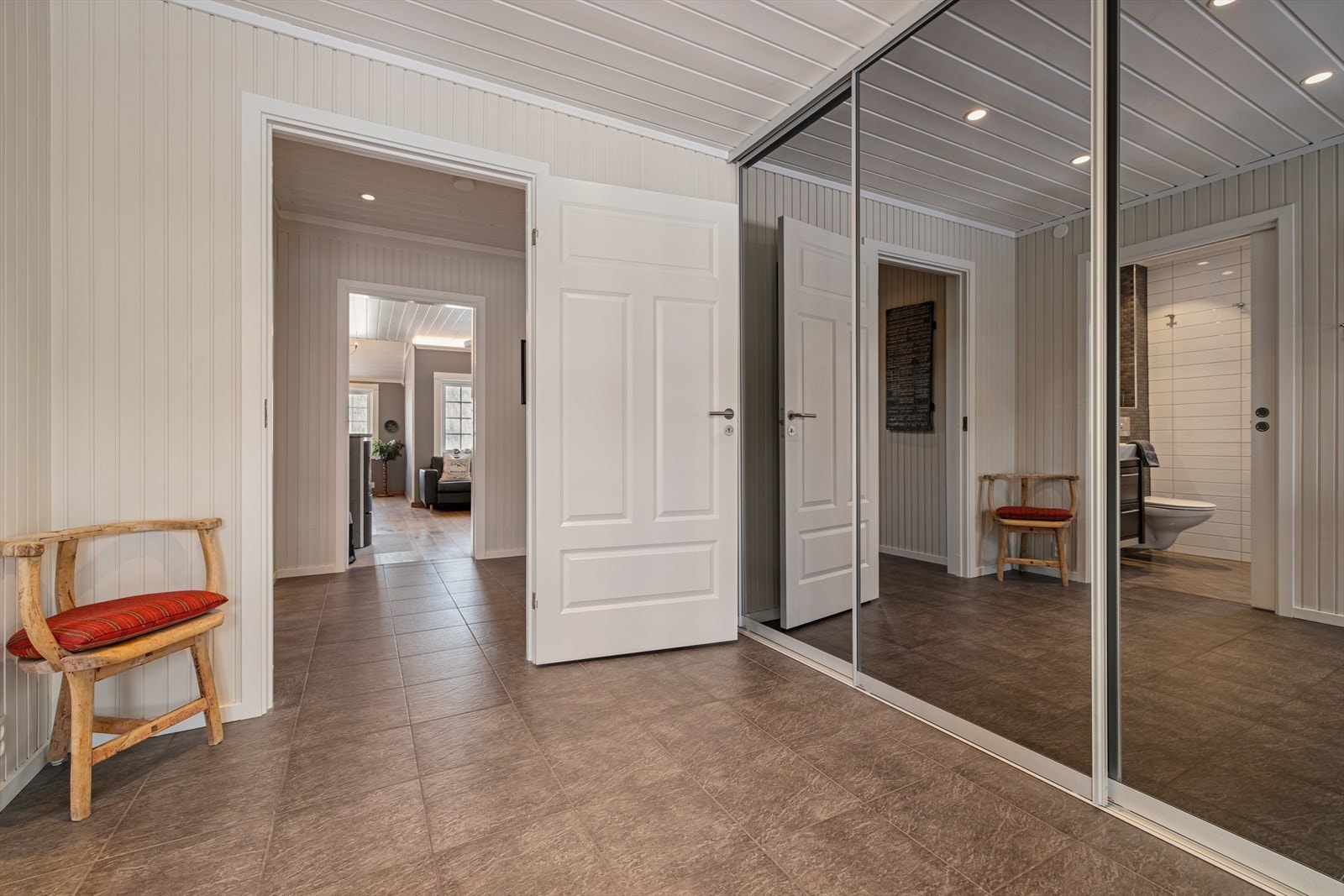 Trivelig entré med flislagt gulv og stor skyvedørsgarderobe for god oppbevaring. Galleribilde