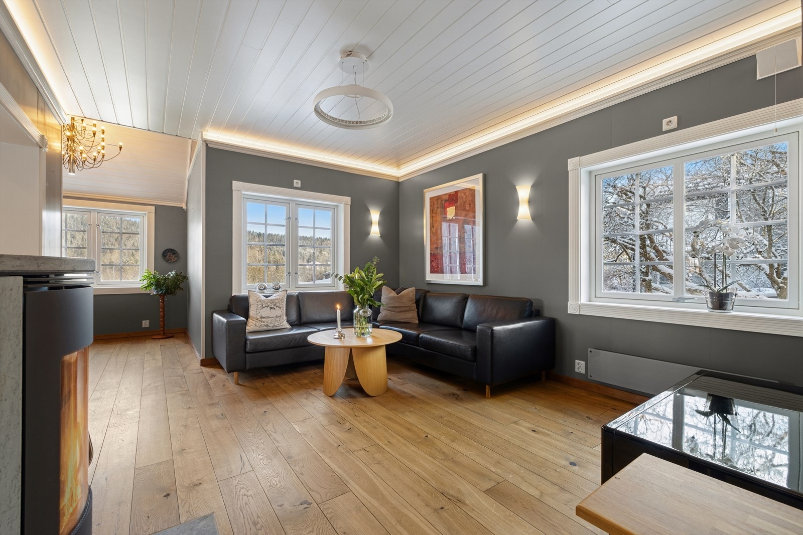 Store vindusflater gir rikelig med naturlig lys og en åpen atmosfære i stuen. Galleribilde