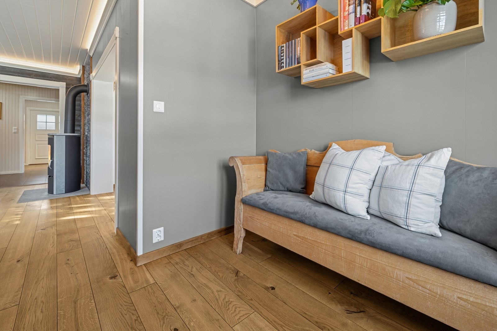 Gjennomgående materialvalg som heltre eike gulv og panel skaper en helhetlig stil. Galleribilde