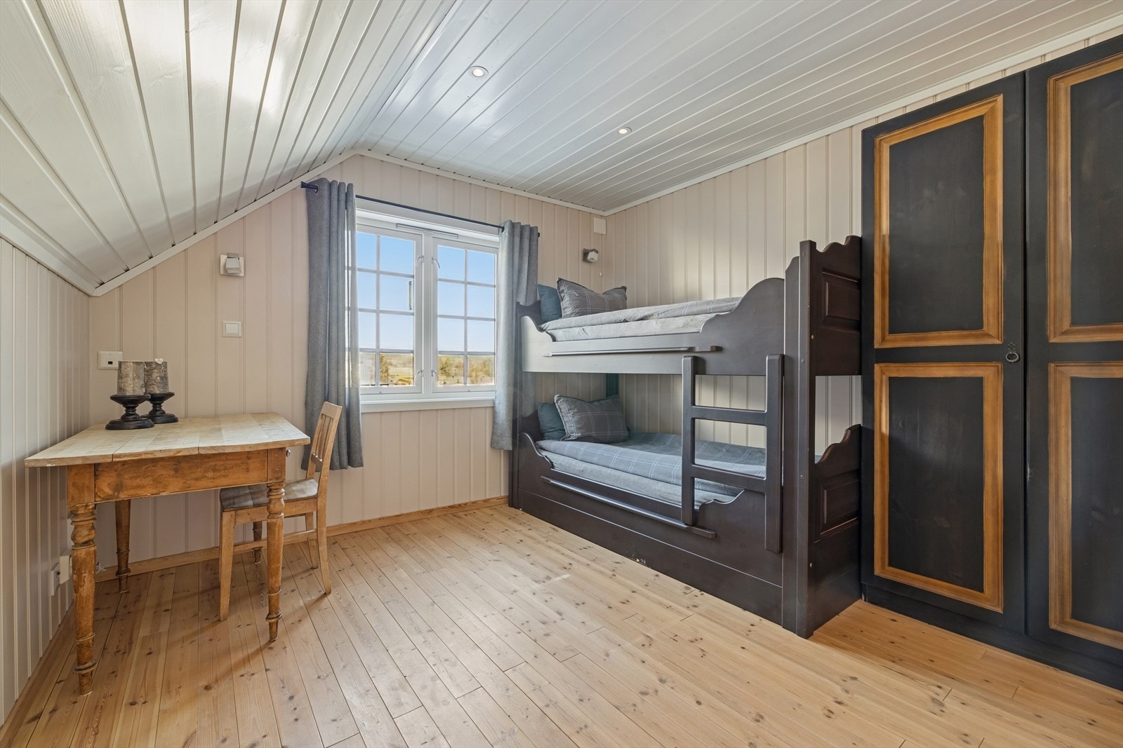 Soverom 3 - Perfekt som barnerom med plass til både seng og skrivebord. Galleribilde