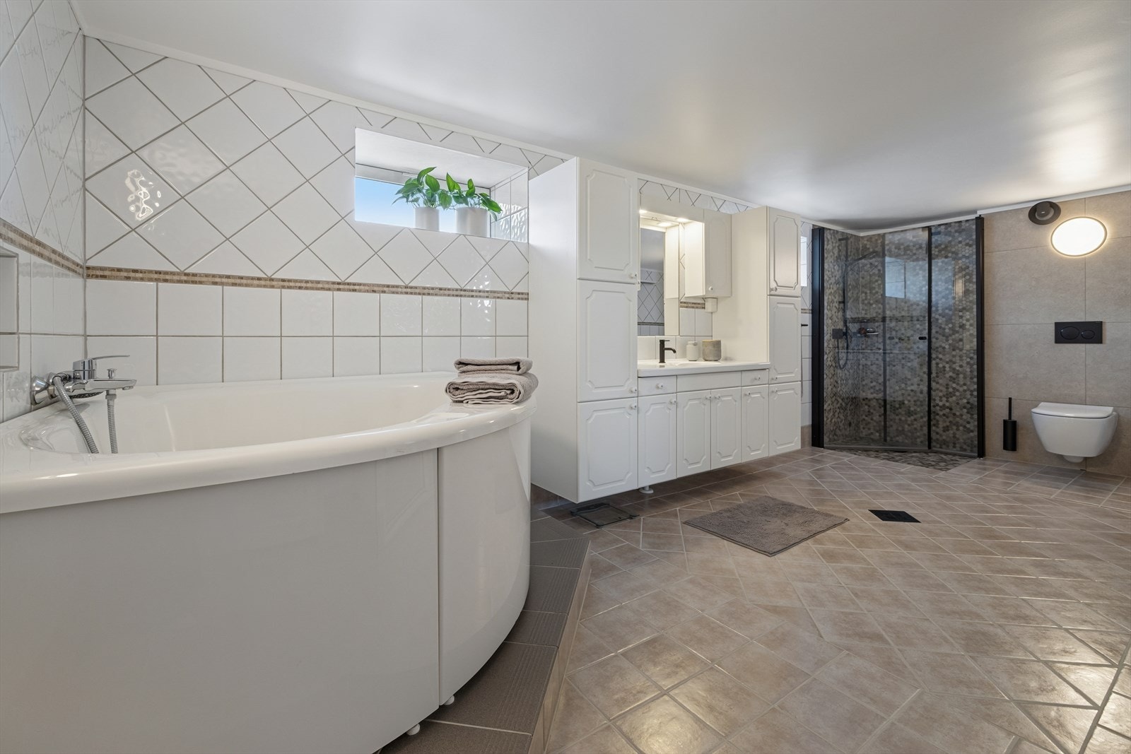 Meget romslig, helfliset bad med varme i gulv. Galleribilde