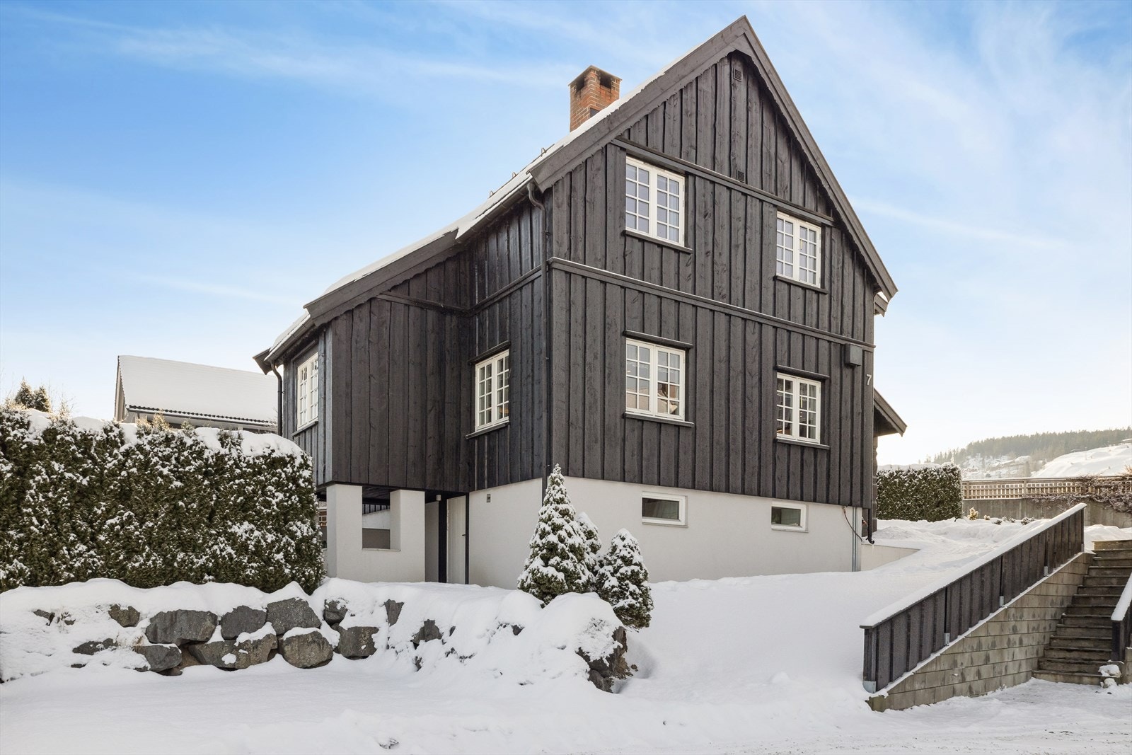 Klassisk arkitektur og stående kledning. Galleribilde