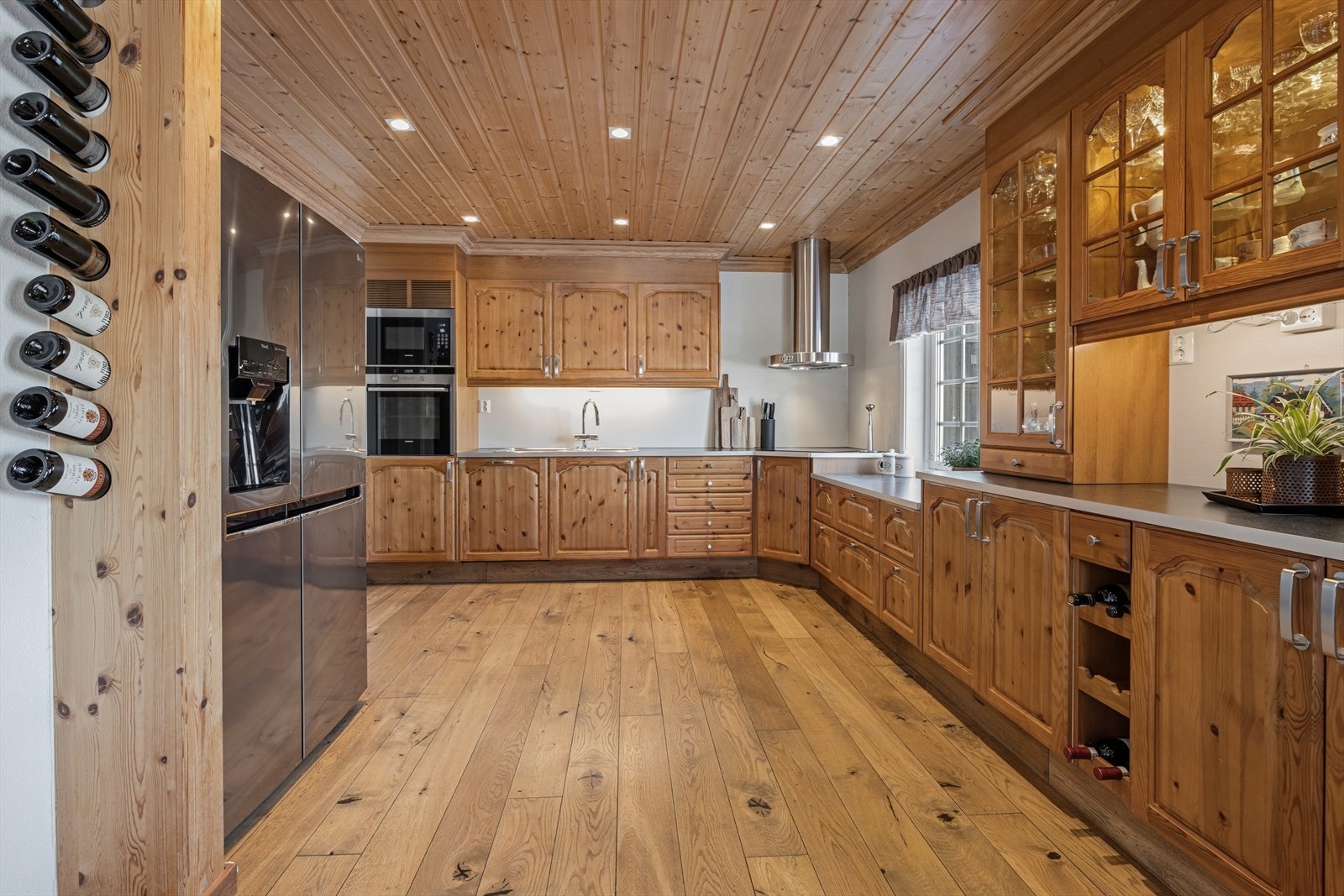 Stort og velutstyrt kjøkken, innredning med furu profilerte fronter og laminat benkeplate. (Hvitevarer har blitt skiftet 2012, side by side er av nyere dato). God plass til både matlaging og sosialt samvær. Galleribilde