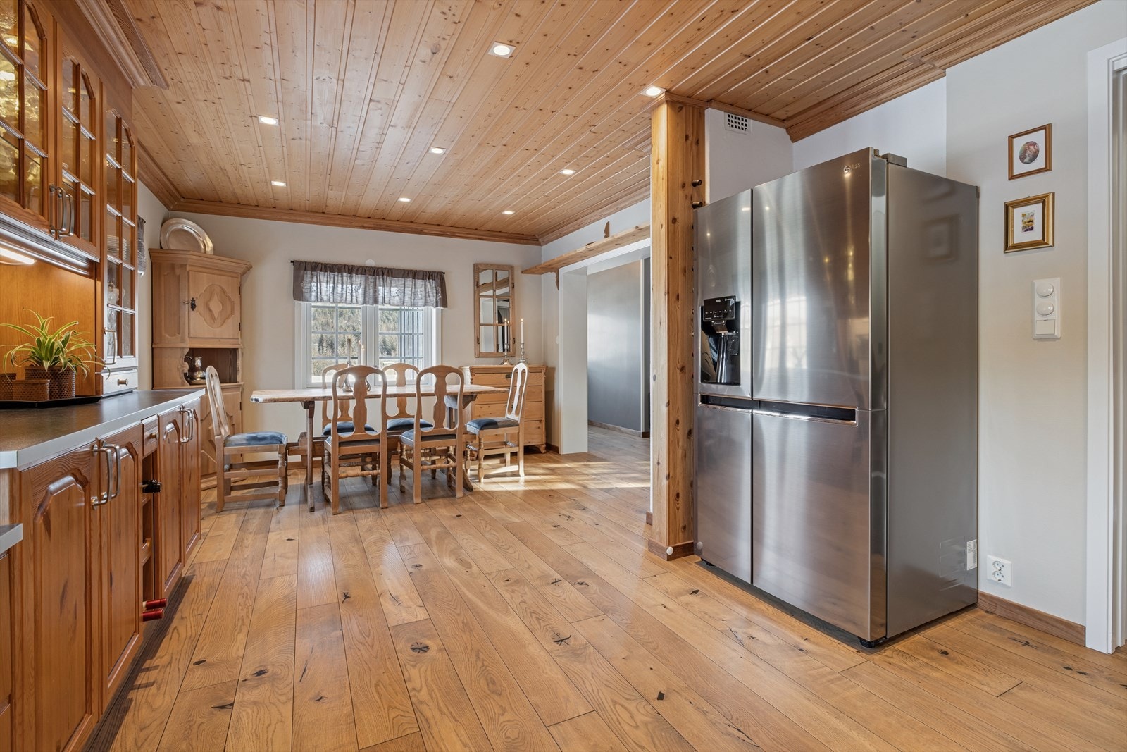 Kjøkkenet har en sosial og åpen utforming mot spiseplassen. De generøse vinduene slipper inn mye naturlig lys. Galleribilde