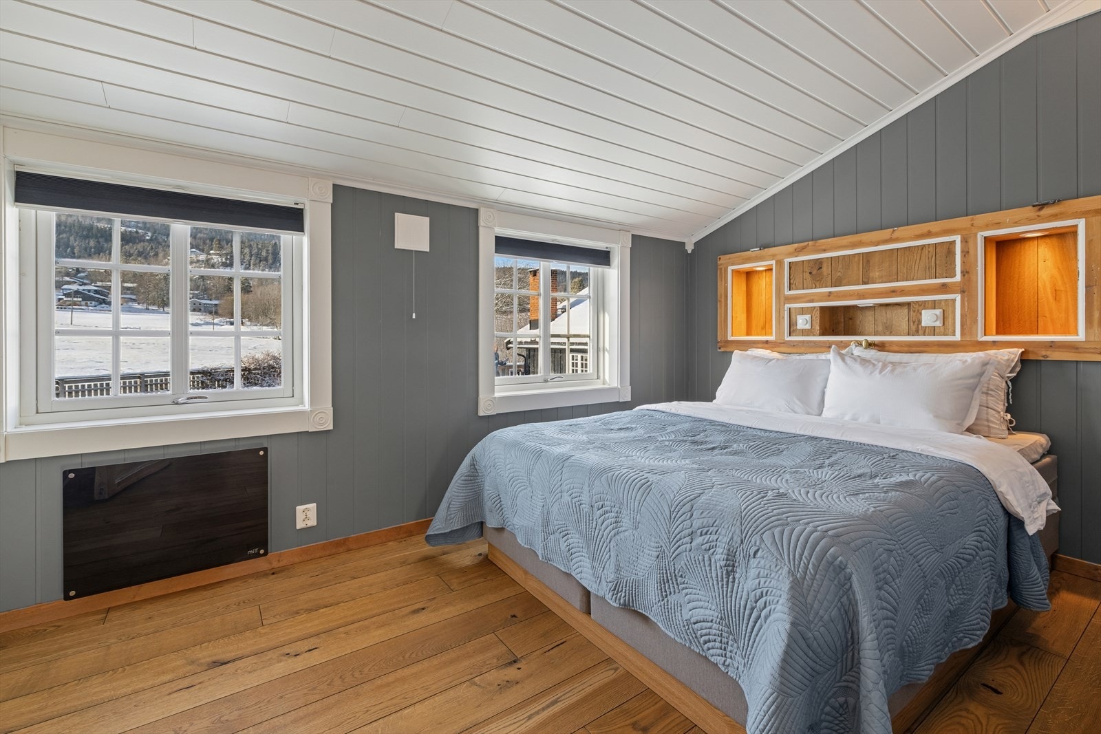 Etasjen har 3 soverom. Hovedsoverommet er romslig med plass til dobbeltseng og har en smart, innebygget sengegavl med belysning. Galleribilde