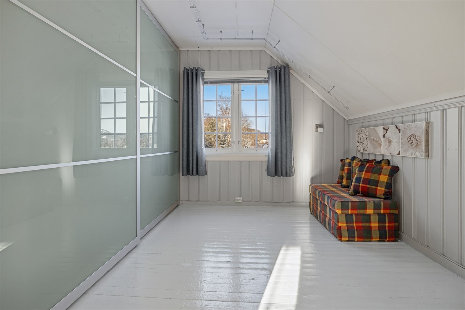 Soverom 2 - Dette rommet egner seg godt som soverom eller kontor, med en stor skyvedørsgarderobe. Galleribilde