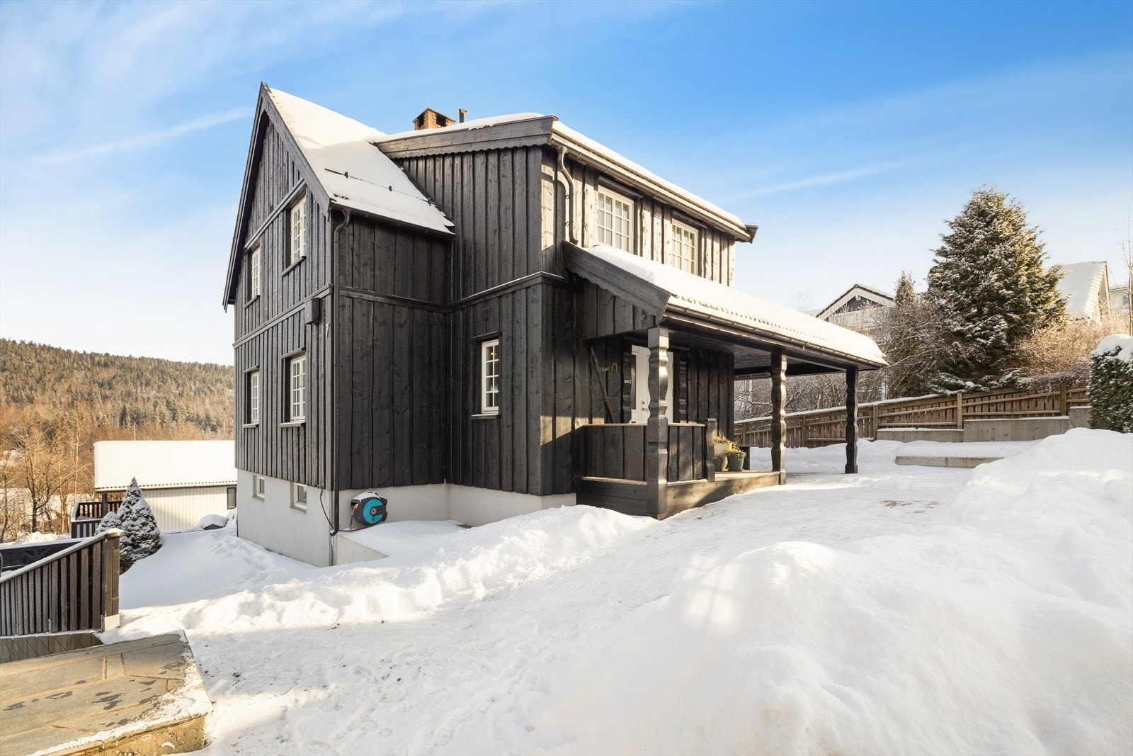 DNB Eiendom v/Anders Karlaug har gleden av å presentere Krydsbylia 7 - Et overbygget inngangsparti ønsker velkommen til denne innholdsrike familieboligen. Galleribilde