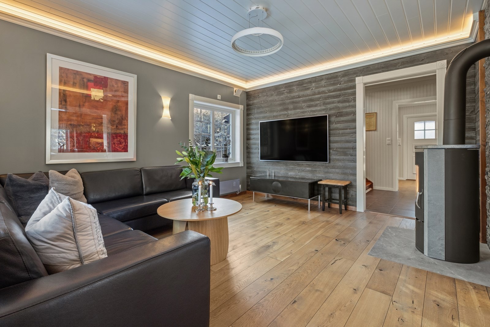 Et rom for avkobling og hygge! Den ene delen av stuen er tilrettelagt som en egen TV-krok med plass til en romslig sofagruppe. Galleribilde