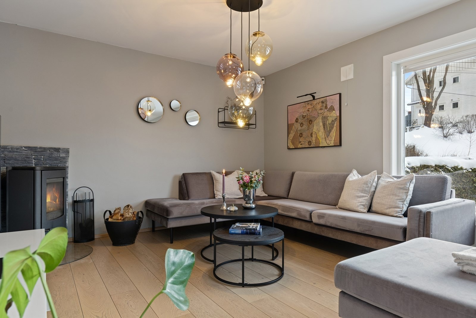 For oppvarming og trivsel er rommet utstyrt med både varmepumpe (2016) og en klassisk Dovre vedovn (2007) som gir hygge og komfort på kjølige dager. Galleribilde