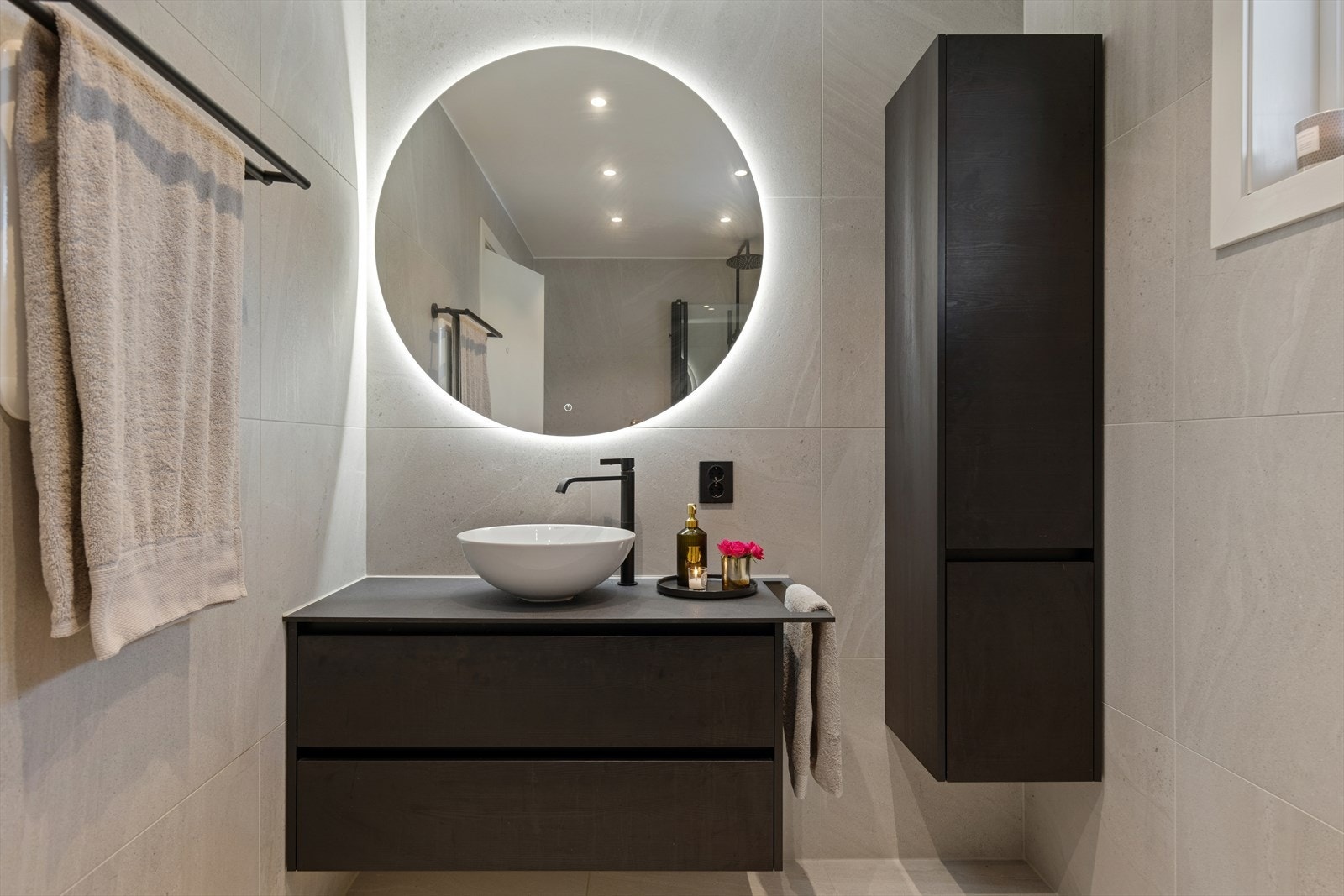 Etasjen rommer også et moderne baderom fra 2022, stilfullt innredet med fliser på gulv og vegger, elektriske varmekabler for ekstra komfort og innfelte downlights som gir et rent og moderne uttrykk. Galleribilde