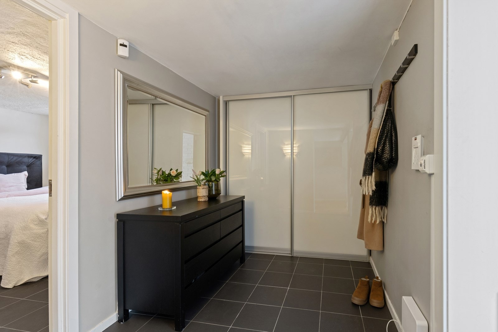 I denne etasjen finner du også et stort og behagelig soverom med direkte adkomst til et romslig bad/vaskerom fra 2011. Galleribilde