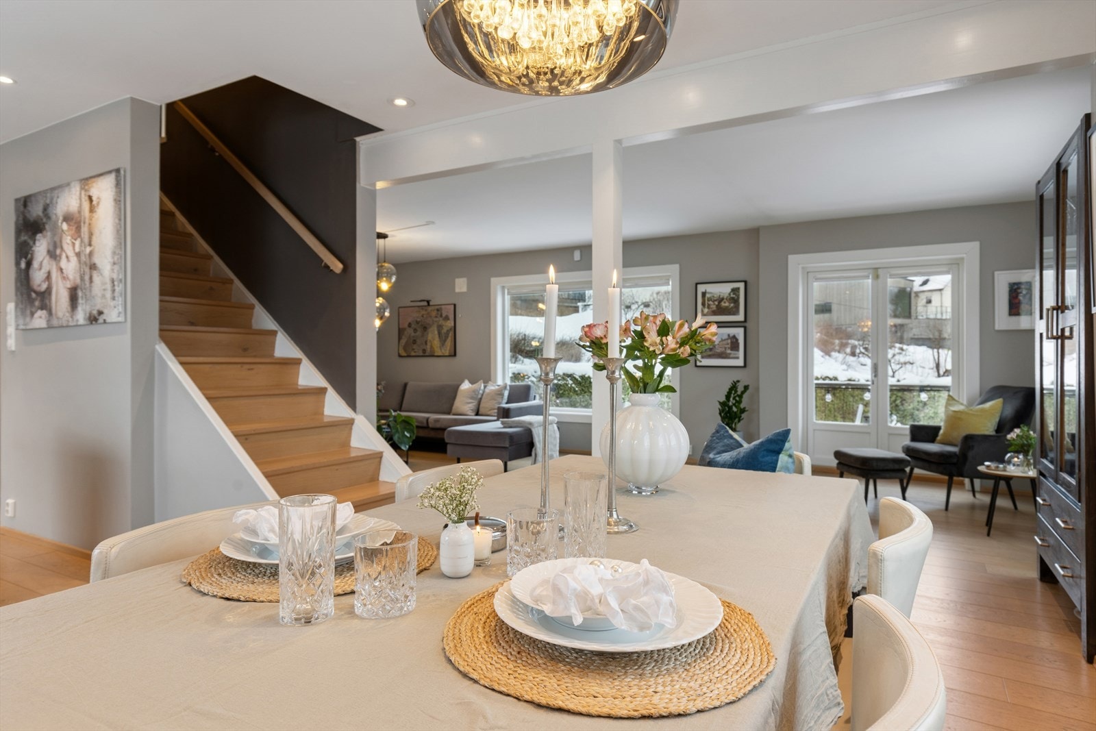 De gode lysforholdene skaper en åpen og behagelig atmosfære, og området binder stuen og kjøkkenet elegant sammen til en sosial og funksjonell helhet. Galleribilde