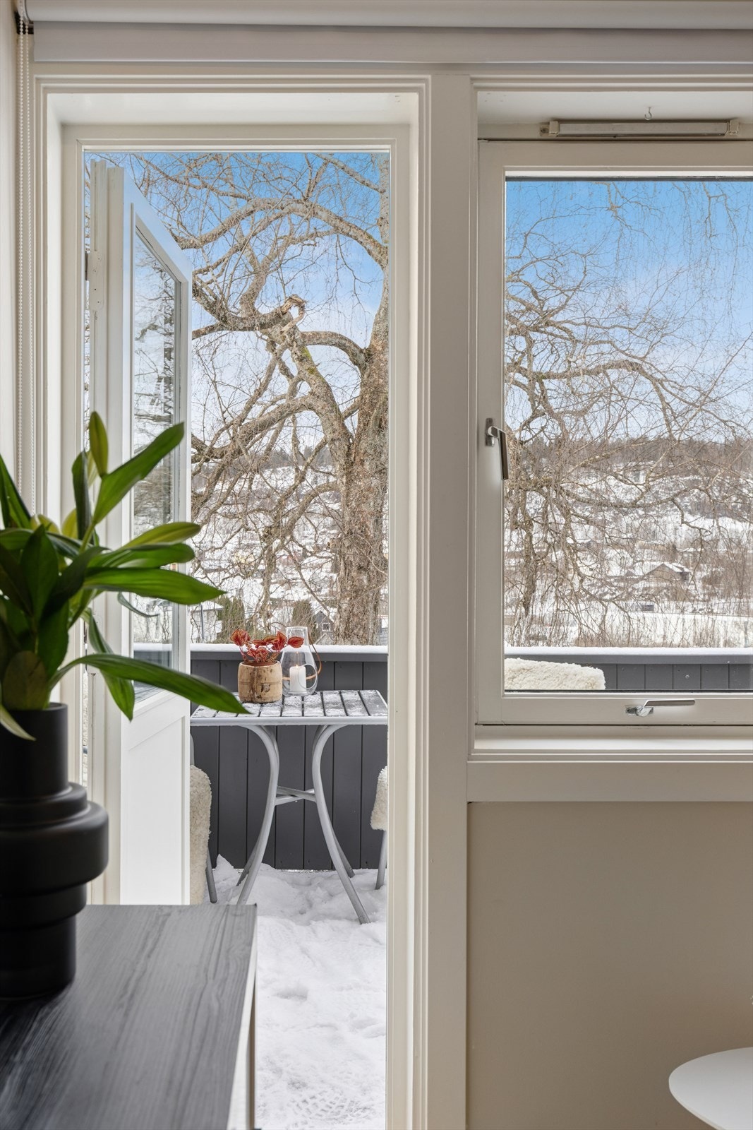 Ett av soverommene har i tillegg direkte utgang til en herlig balkong på ca. 7 kvm, hvor du kan nyte både utsikt og svært gode solforhold. Galleribilde