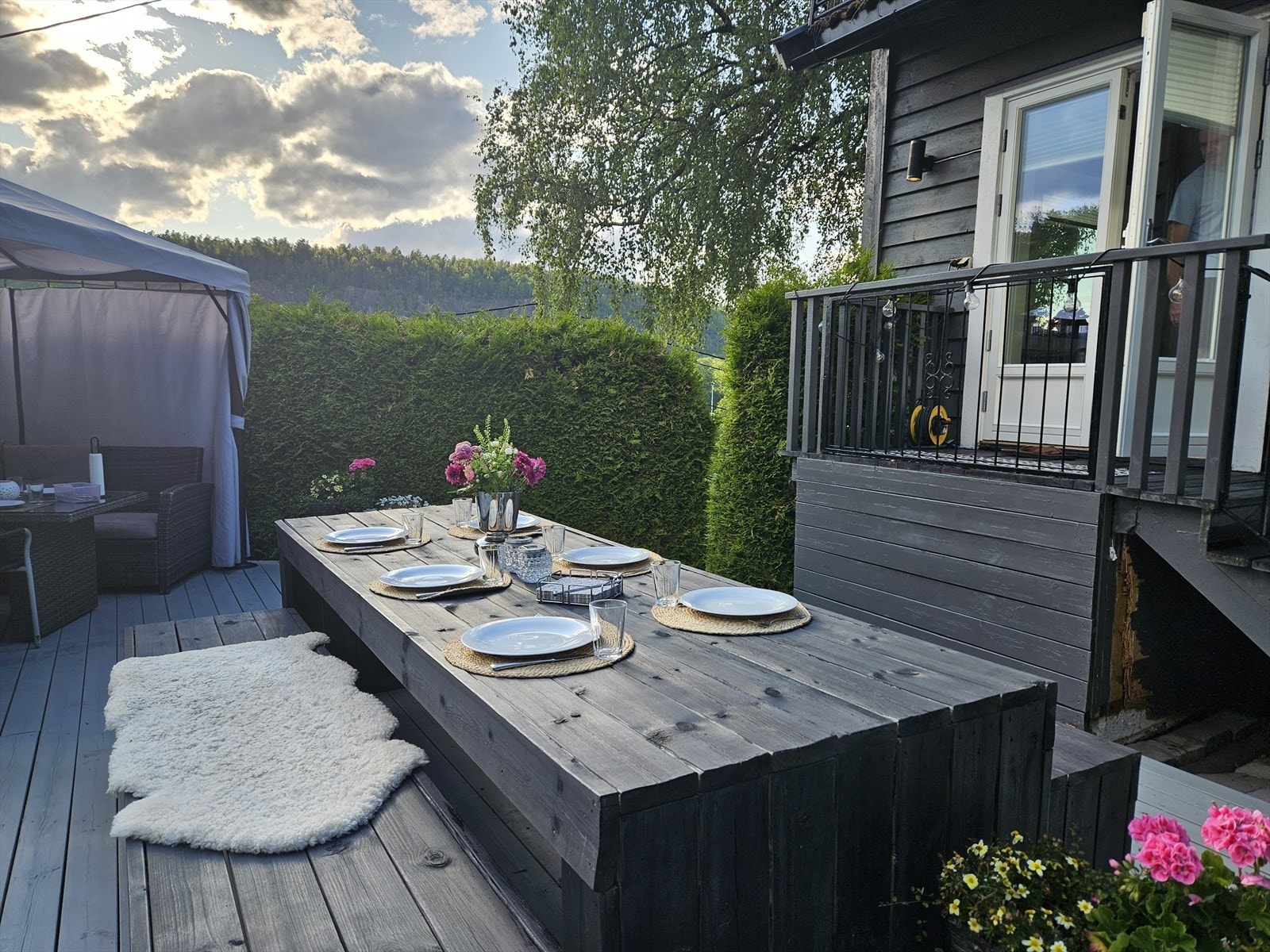 De viser tydelig hvordan eiendommen får et ekstra løft når naturen står i full blomst, og gir potensielle kjøpere et fint innblikk i de kvalitetene som ikke alltid kommer like godt frem resten av året. Galleribilde