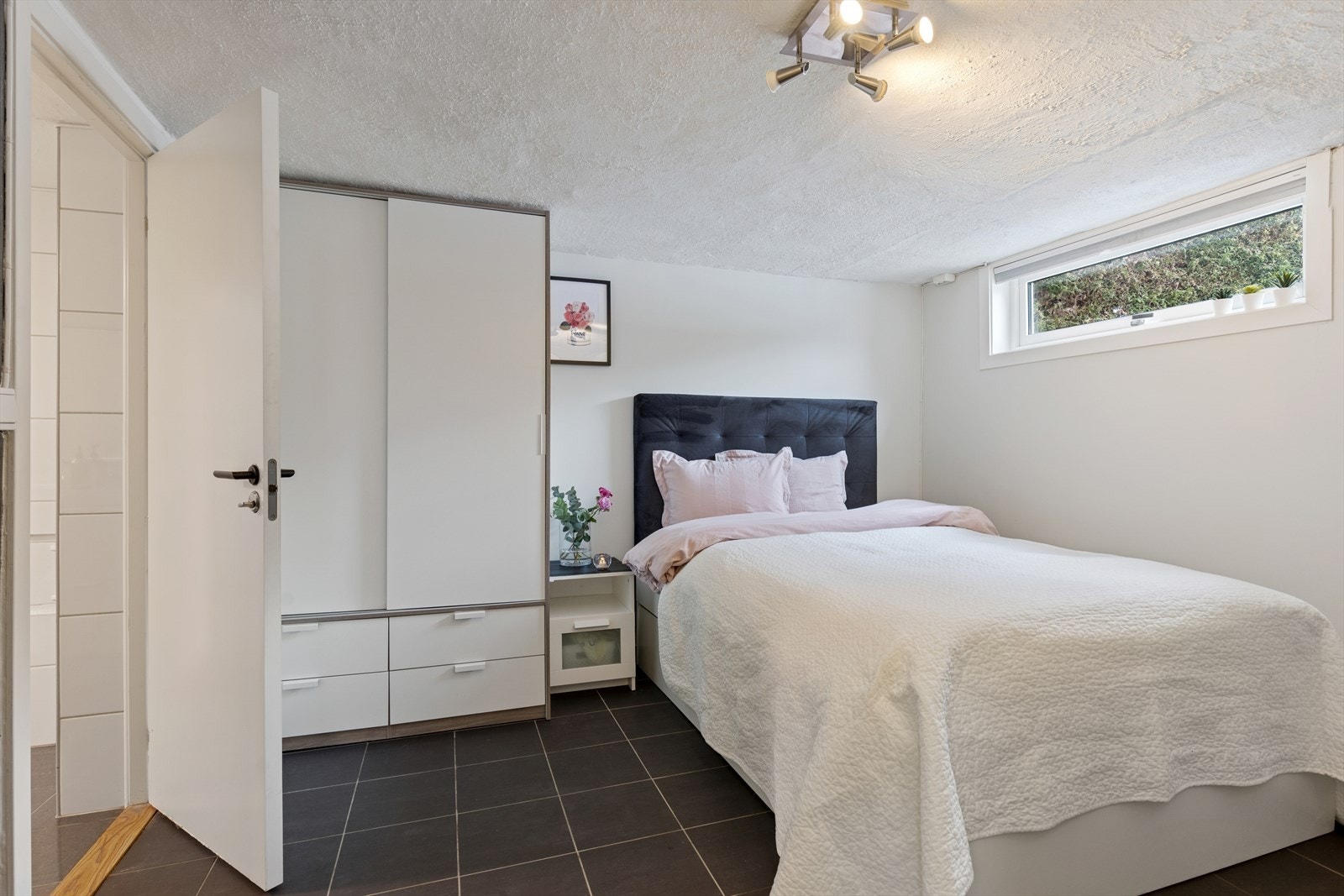 Vinduet i rommet tilfredsstiller ikke krav til rømningsvei, og rommet er derfor ikke godkjent som oppholdsrom etter dagens forskrifter. Galleribilde