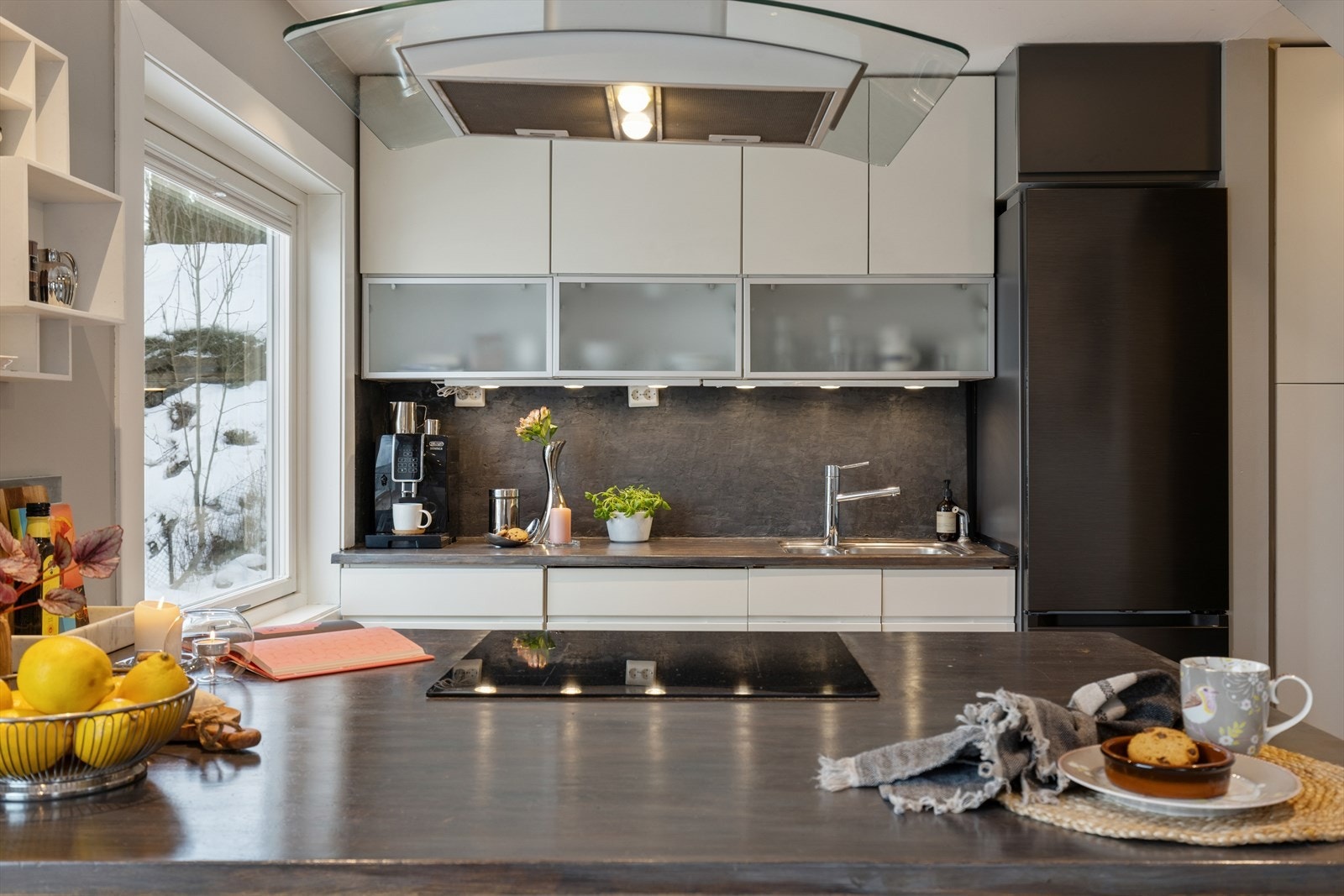 Takhøye overskap med frostet glass tilfører kjøkkenet et eksklusivt preg, samtidig som de gir ekstra oppbevaringsmuligheter. Galleribilde