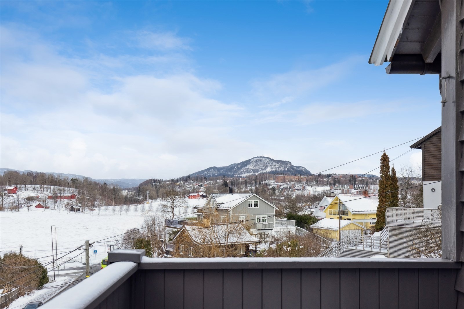 Når solen sakte synker ned og forsvinner bak horisonten, skapes det en varm og rolig stemning som gjør uteplassen til et naturlig pusterom etter en lang dag. Galleribilde