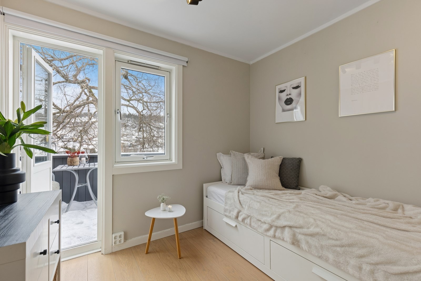 Her ligger tre romslige soverom, alle med gode møbleringsmuligheter og fint lysinnslipp. Galleribilde