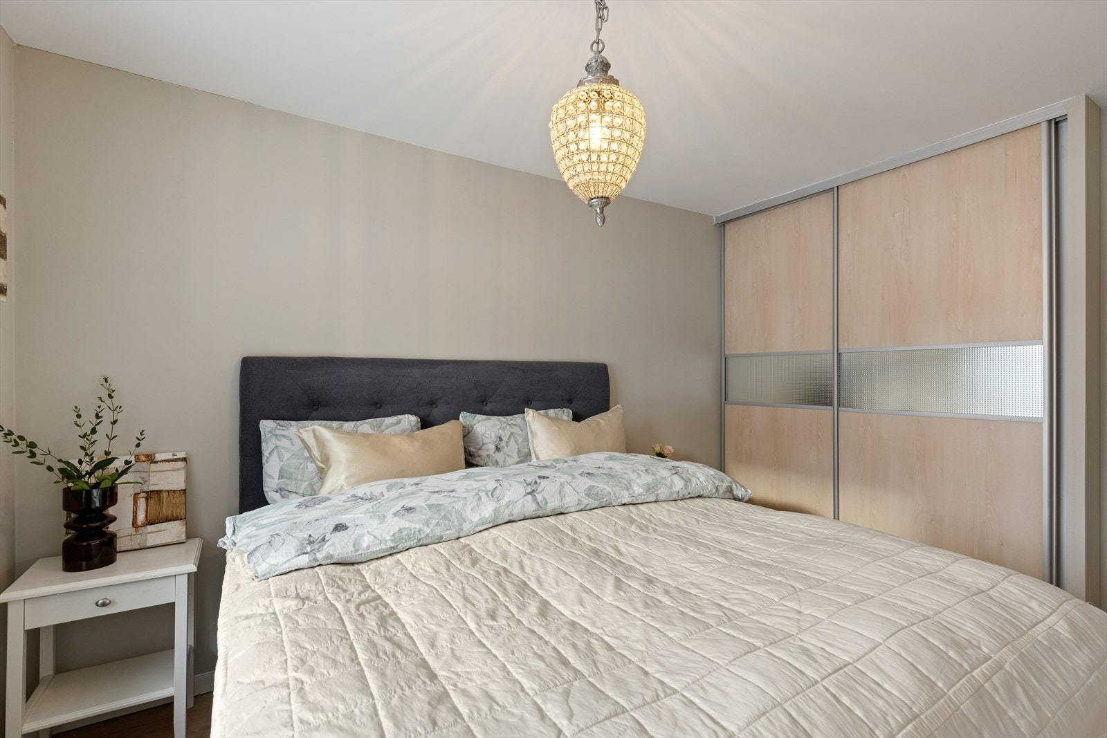 Rommene er plassert på en måte som skaper gode soner, enten man ønsker ekstra soverom, hjemmekontor eller et eget oppholdsrom. Galleribilde