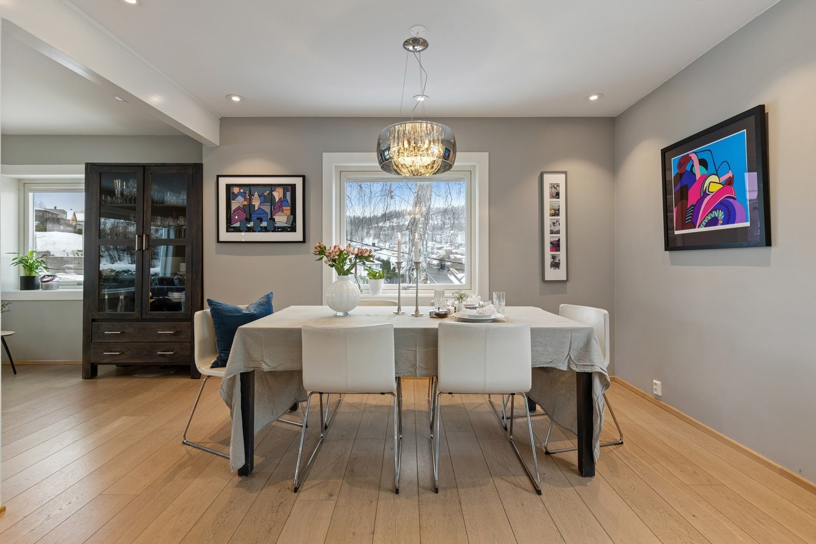 Her får du en svært romslig spiseplass med meget god plass til et stort spisebord - perfekt for både hverdagsmiddager og sosiale sammenkomster. Galleribilde