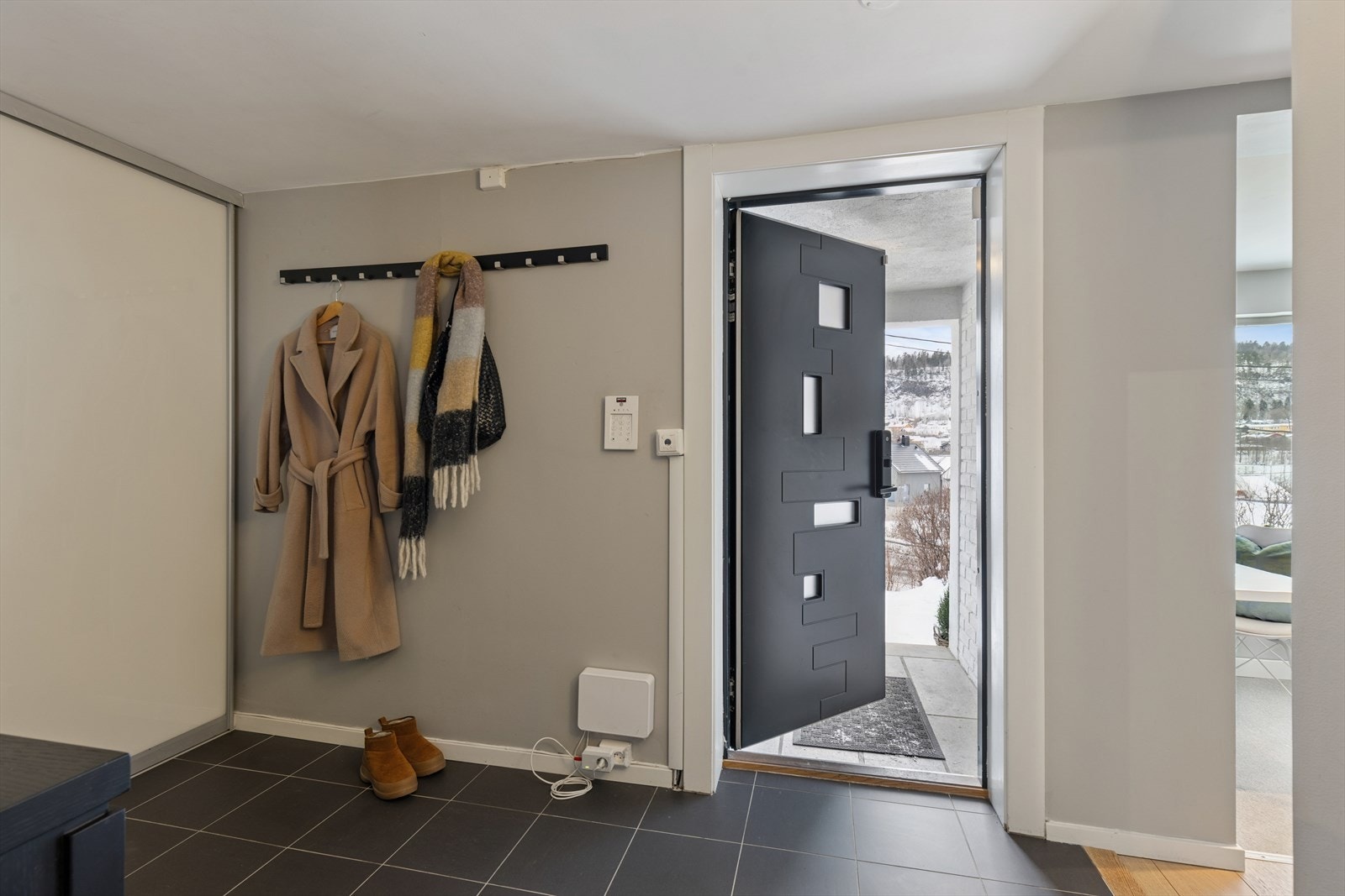 Du ønskes velkommen inn i et romslig og svært praktisk inngangsparti som gir et godt førsteinntrykk av boligen. Her er det god plass til yttertøy og sko. En romslig skyvedørsgarderobe sørger for effektiv og oversiktlig oppbevaring. Galleribilde