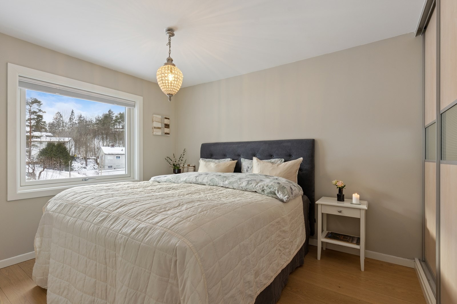 Etasjen har en smart og gjennomtenkt planløsning som gir stor fleksibilitet og effektiv utnyttelse av hver kvadratmeter. Galleribilde