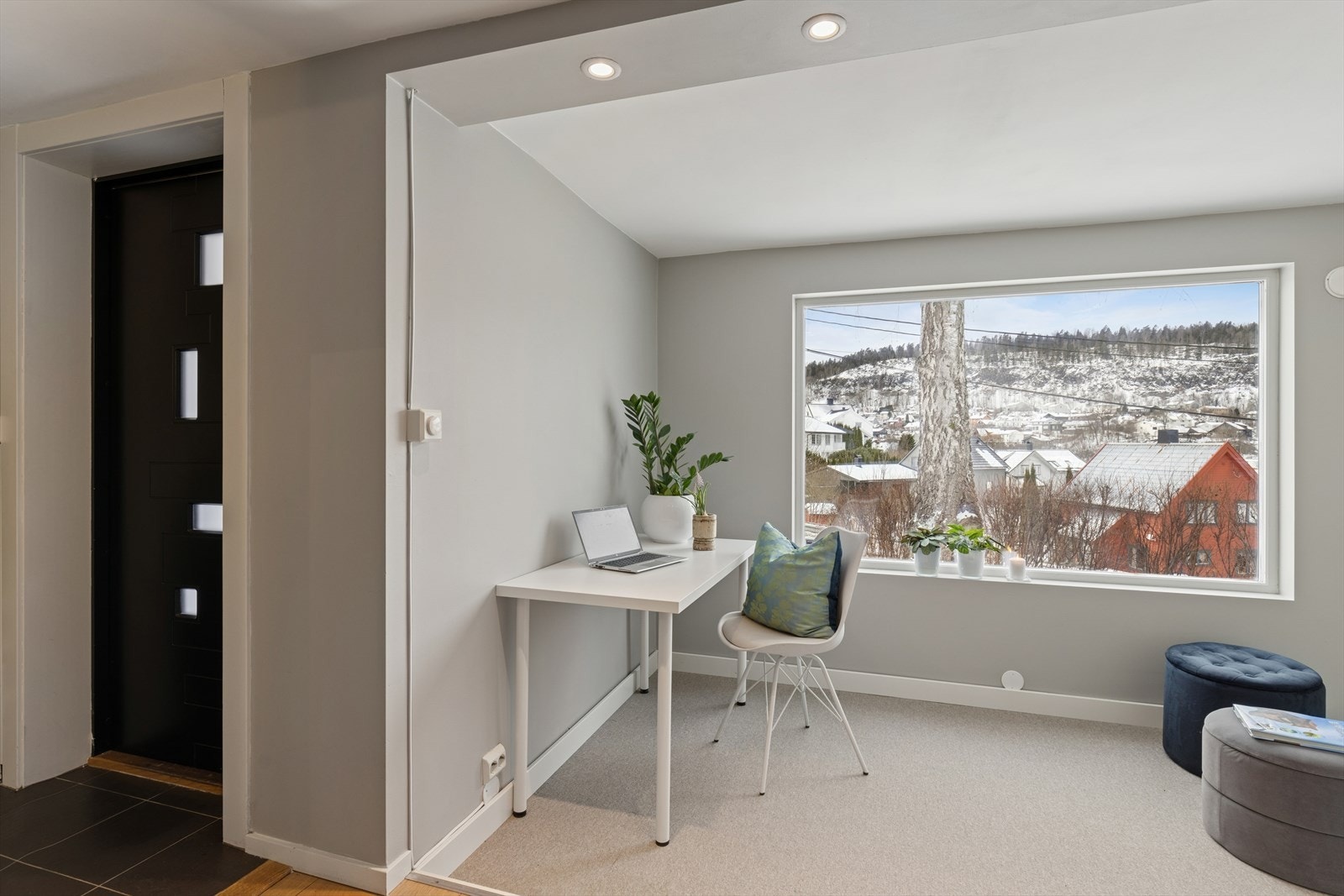 De store vindusflatene i etasjen slipper inn rikelig med naturlig lys og skaper en luftig og inviterende atmosfære, samtidig som utsikten utenfor trekkes inn i rommet. Galleribilde