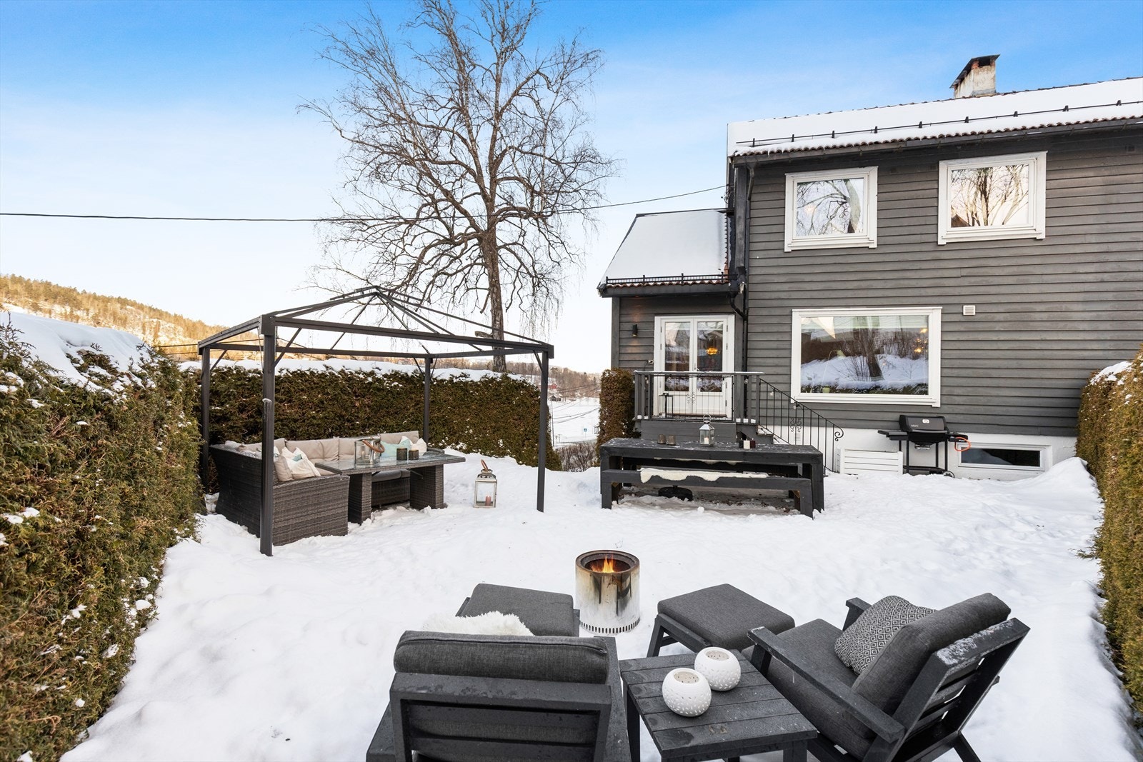 Fra stuen er det direkte utgang til et herlig, åpent og pent opparbeidet hageareal som virkelig forlenger oppholdsrommet på varme dager. Galleribilde