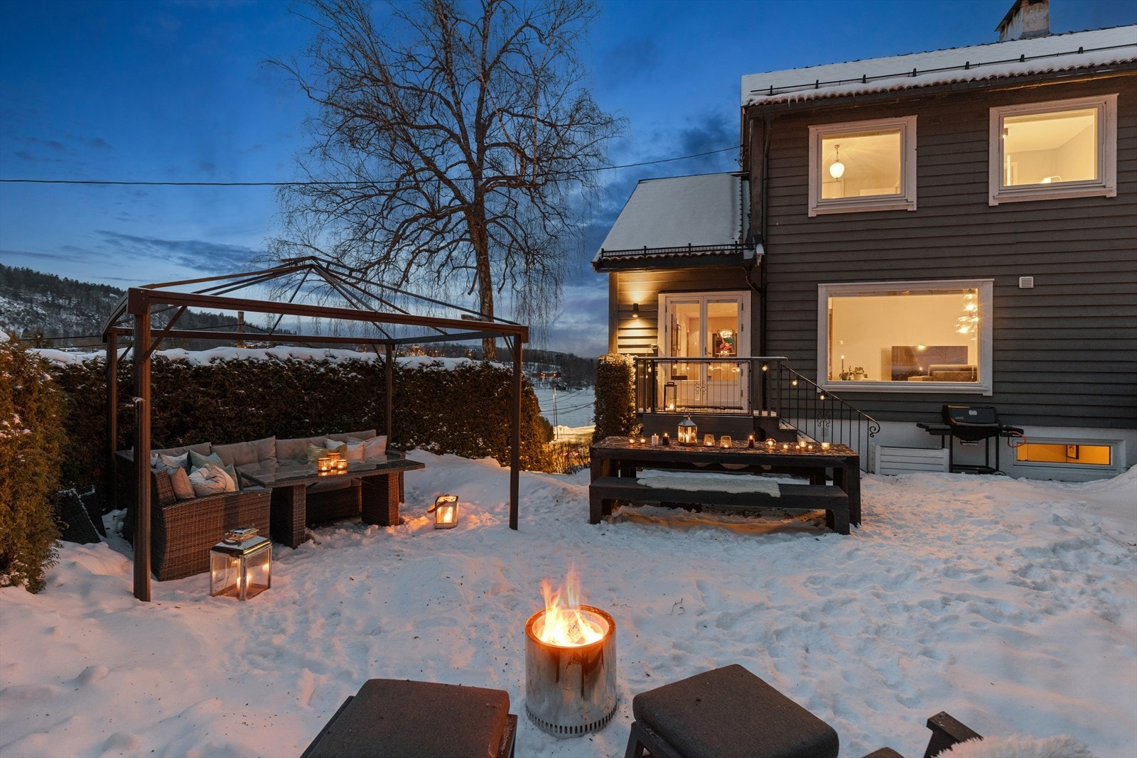 Stor og flott opparbeidet uteplass med fine soner for opphold og hygge. Svært solrikt! Galleribilde