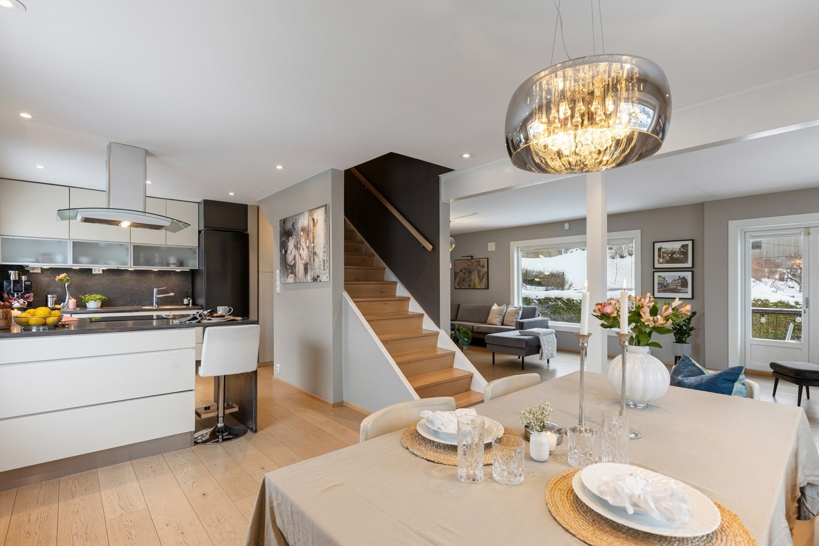 Her flyter rommene sømløst over i hverandre og skaper et sosialt allrom som passer perfekt både til hverdagslivet og når du ønsker å samle venner og familie. Galleribilde