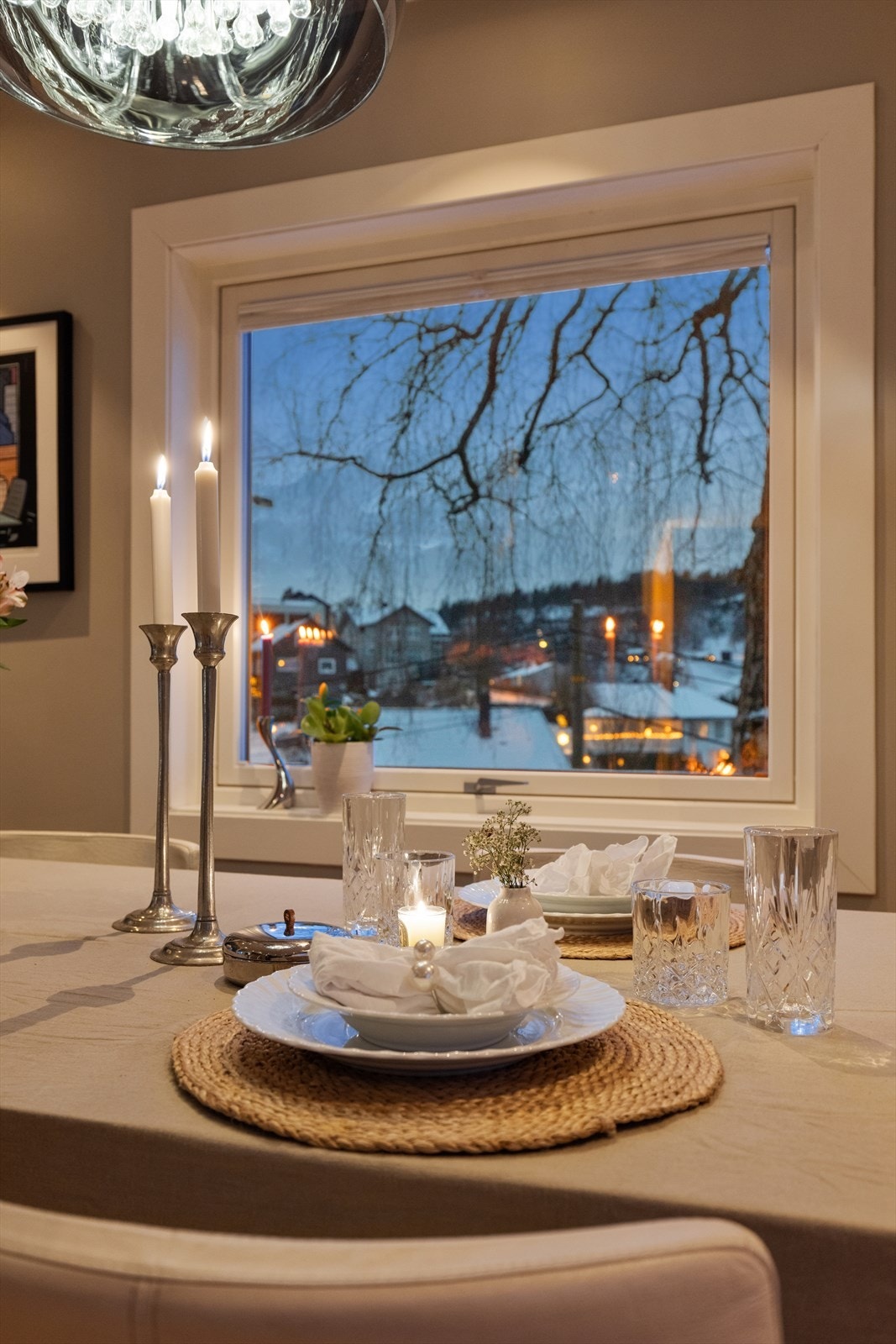 Spiseplassen blir et sted hvor man naturlig senker skuldrene - en vakker scene for middager, samtaler og rolige øyeblikk, perfekt innrammet av kveldens skiftende lys. Galleribilde