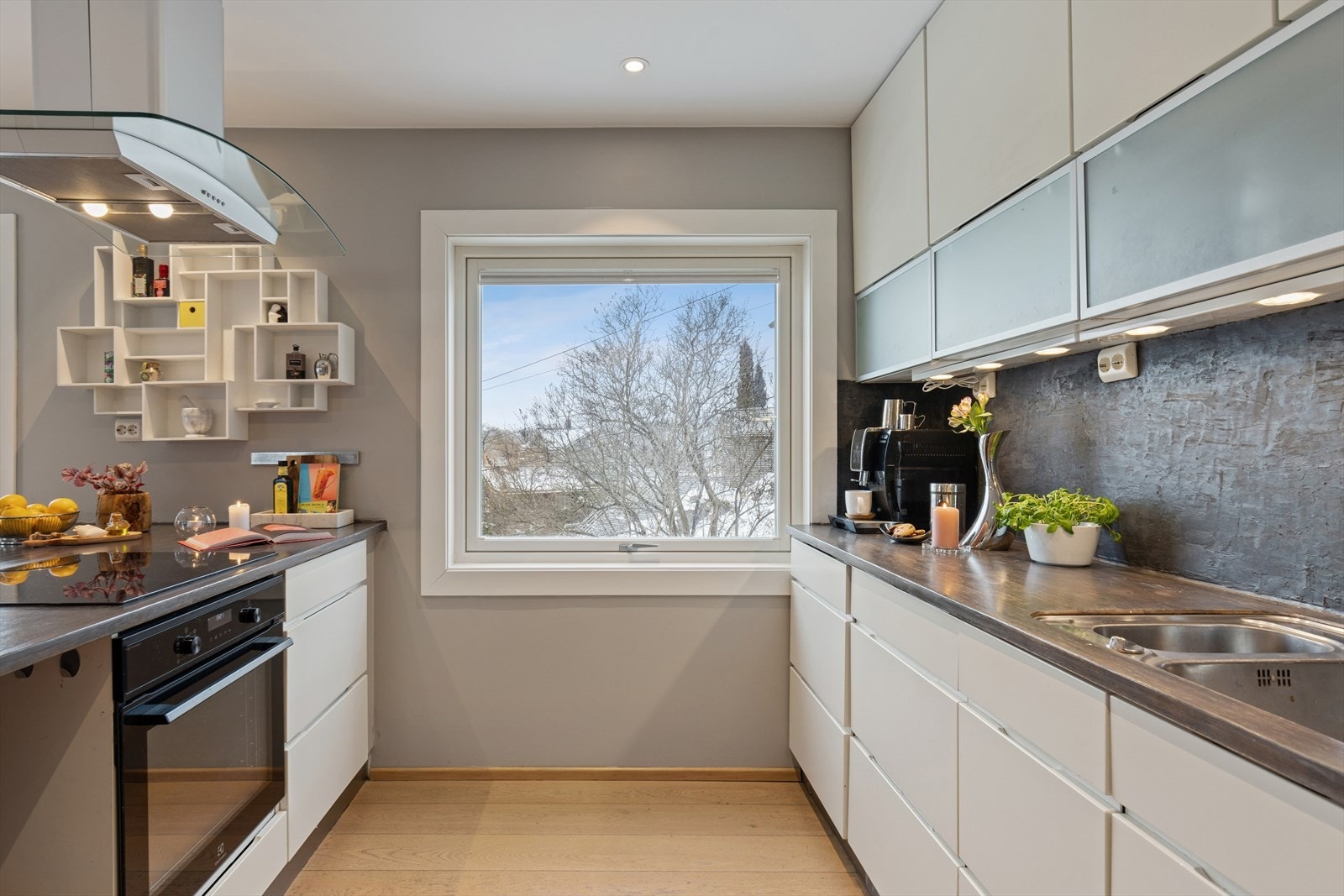 Her finner du godt med skap- og benkeplass som gjør det enkelt å holde orden og skape gode arbeidsflater. Galleribilde