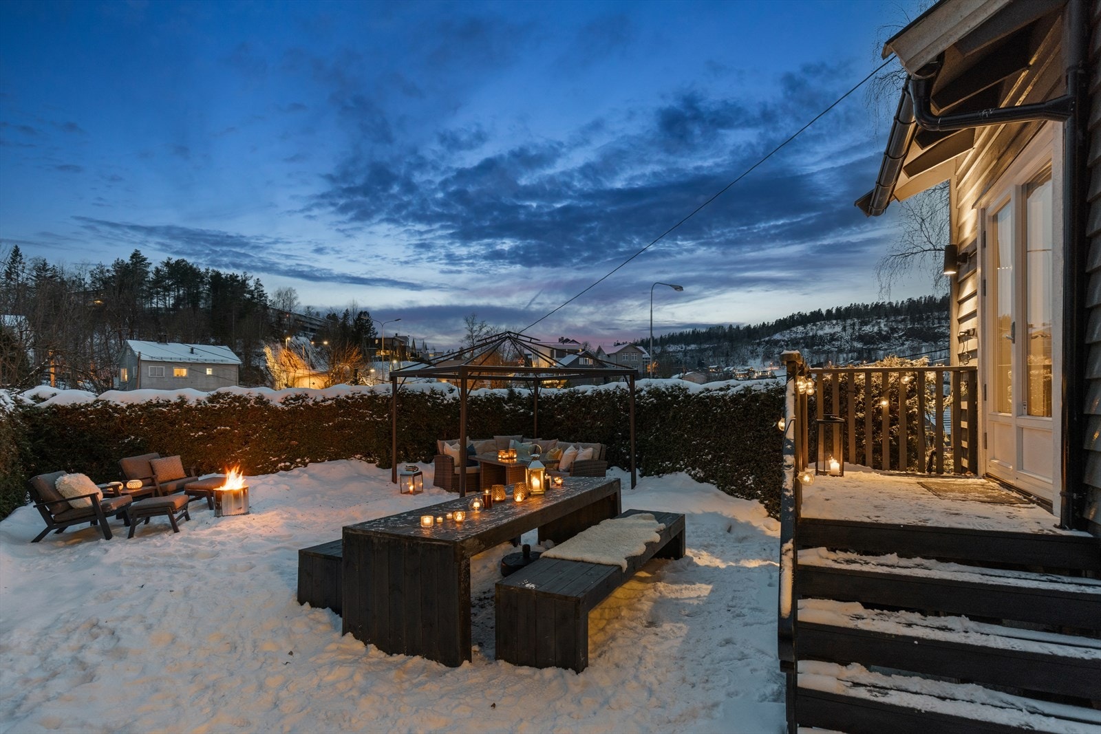Utearealet får en helt egen ro og atmosfære når kvelden senker seg. Høyt og fritt beliggende! Galleribilde