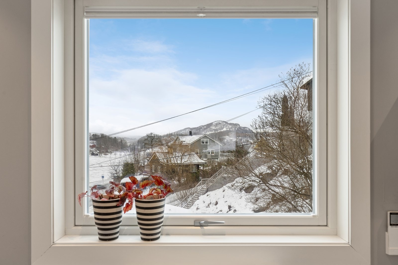 Samtidig rammer utsikten inn rommet og gir en flott visuell forbindelse til omgivelsene utenfor, noe som forsterker følelsen av åpenhet og romslighet. Galleribilde