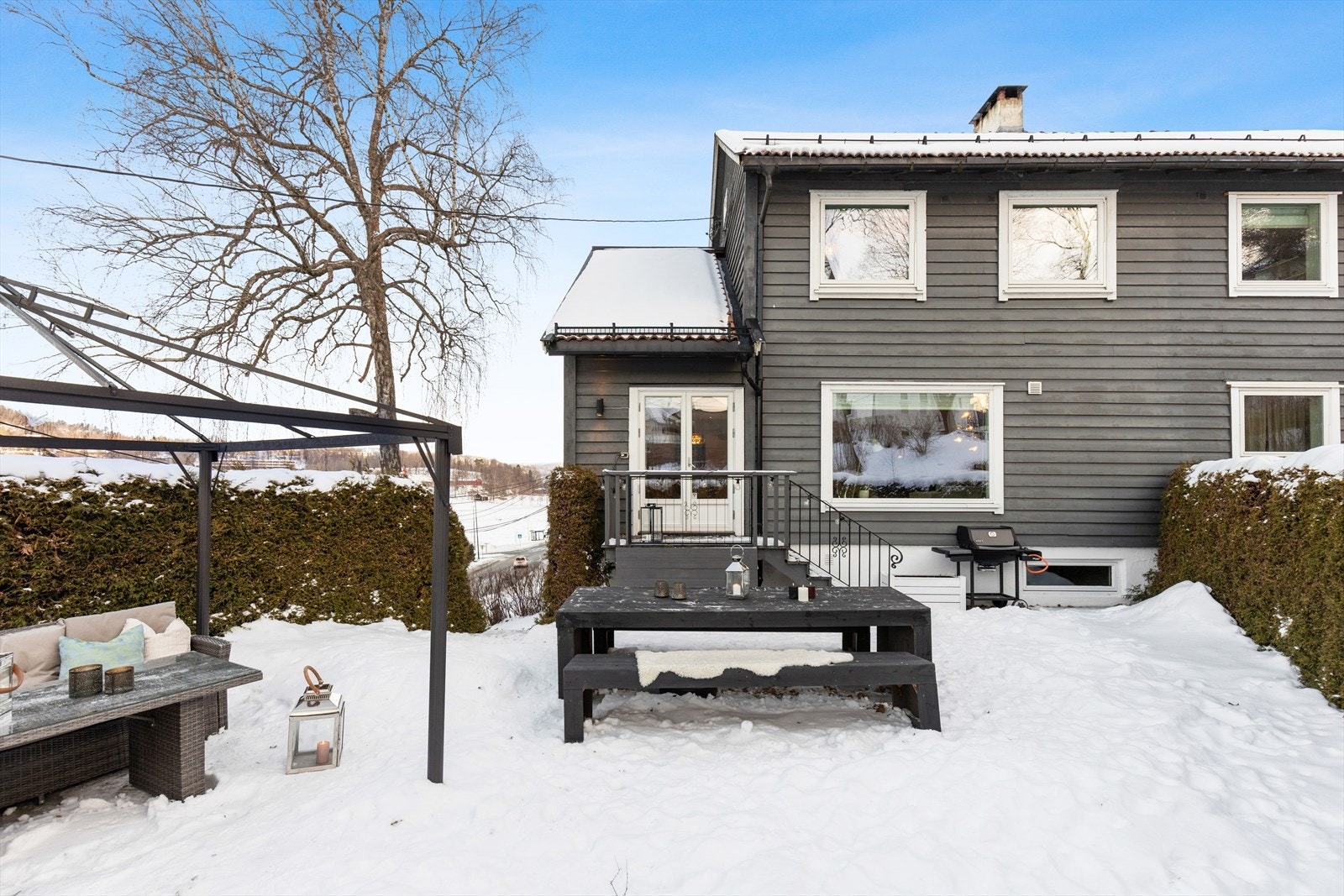 Morgensolen varmer opp baksiden av huset, før den treffer terrassen fra formiddagen og blir værende langt utover kvelden. Galleribilde