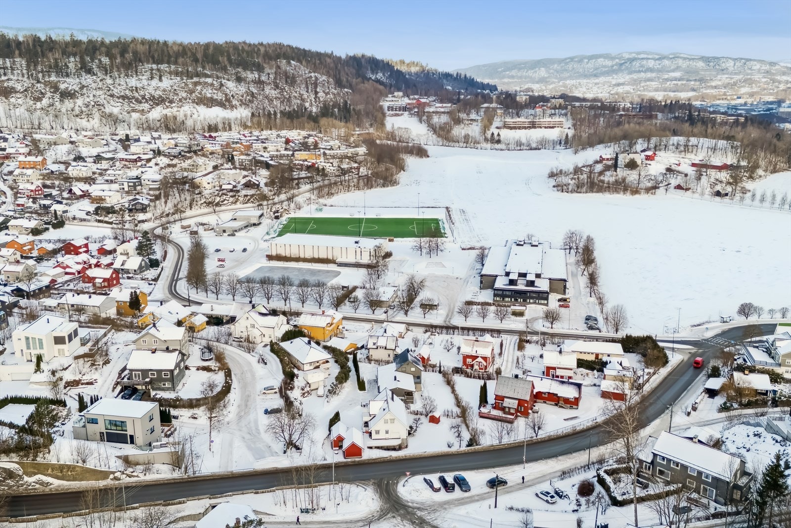 Området er godt tilrettelagt for familier, med flere barnehager og skoler i nærheten. Jong skole og Tanum skole ligger kun en kort kjøretur unna, og Bjørnegård ungdomsskole ligger like ved - svært praktisk for familier med barn i skolealder. Galleribilde