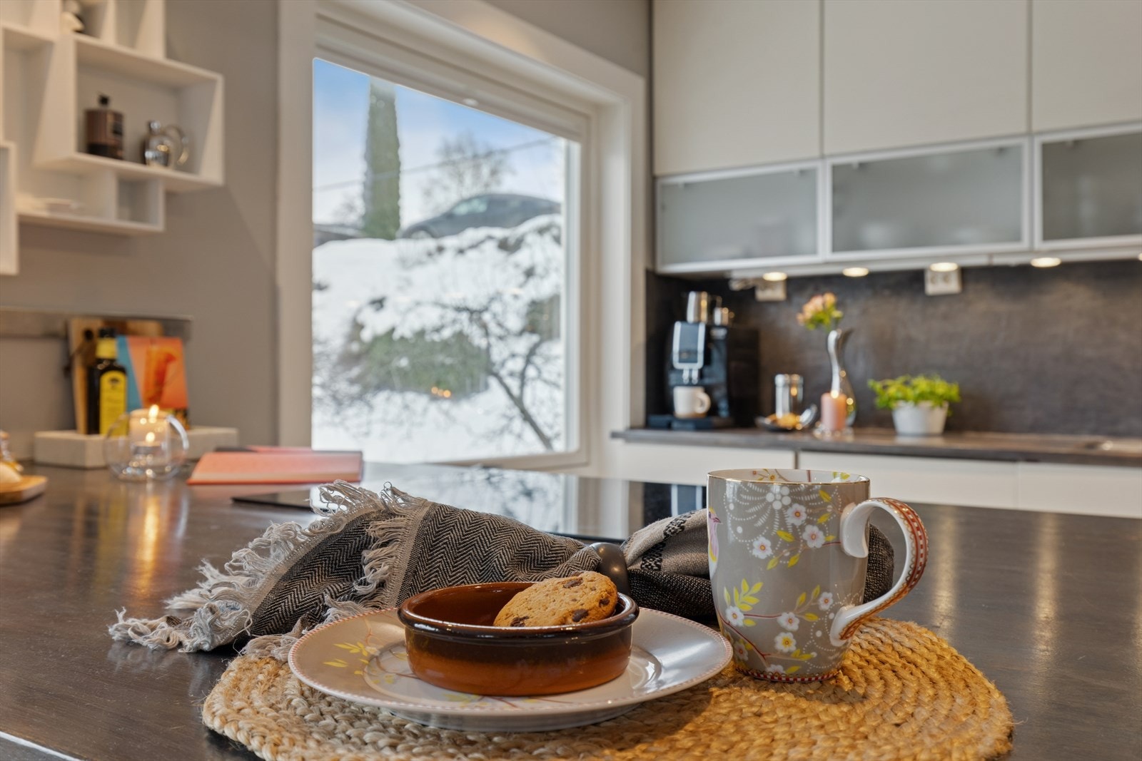 Kjøkkenet er fullt utstyrt med hvitevarer som oppvaskmaskin, platetopp og stekeovn - alt pent innredet i kjøkkenet for et rent og helhetlig uttrykk. Galleribilde