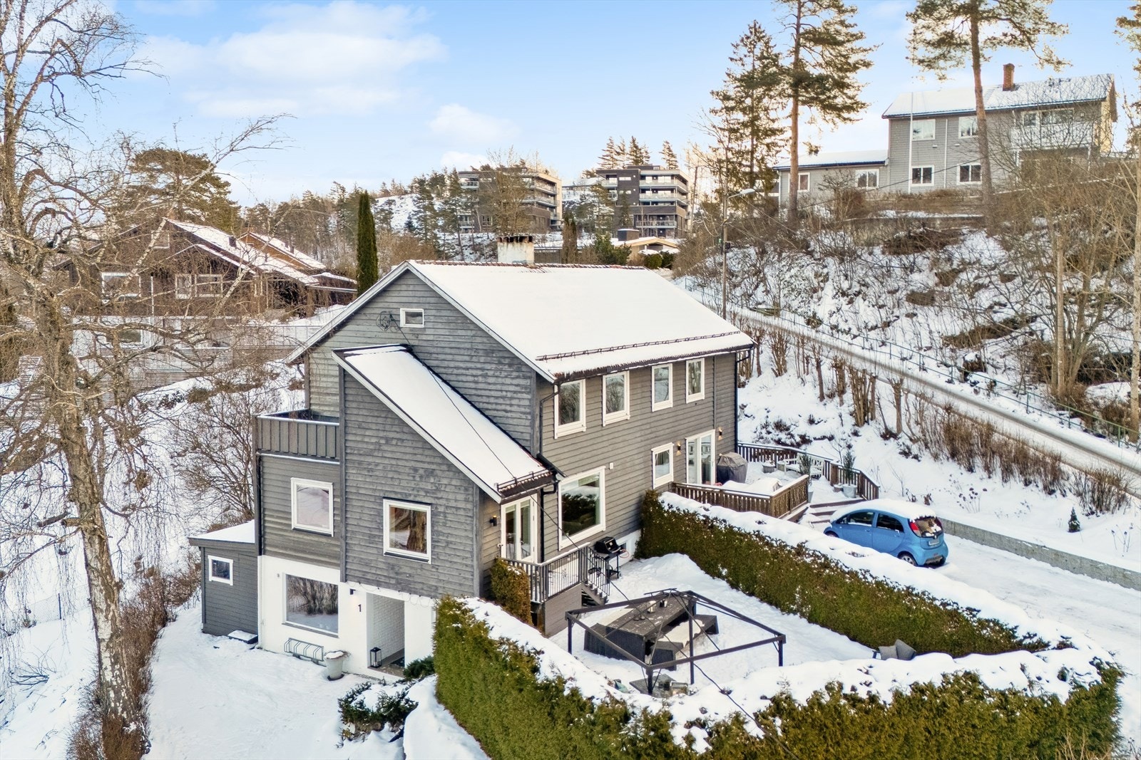 Uteområdet er utformet for å kunne brukes i alle årstider, enten du ønsker å nyte varme sommerdager eller rolige vinterkvelder. Galleribilde