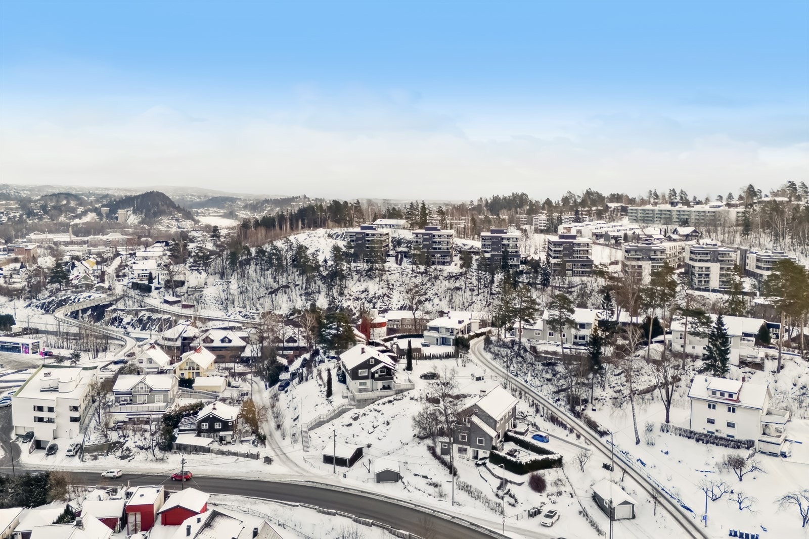 Her bor man med umiddelbar nærhet til anerkjente barnehager og skoler, flotte idrettsanlegg, praktiske kollektivforbindelser, matbutikker og et mangfold av turmuligheter - alt innen behagelig rekkevidde. Galleribilde