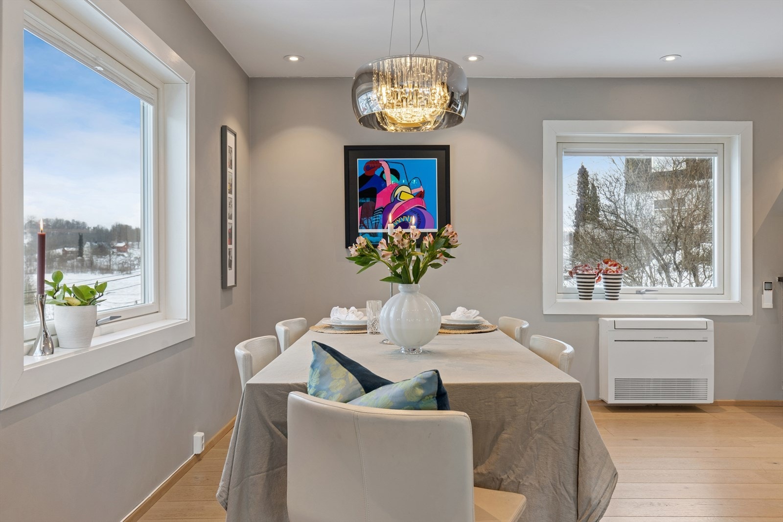 De generøse vindusflatene inviterer lyset inn og skaper en lys og behagelig atmosfære gjennom hele dagen. Galleribilde