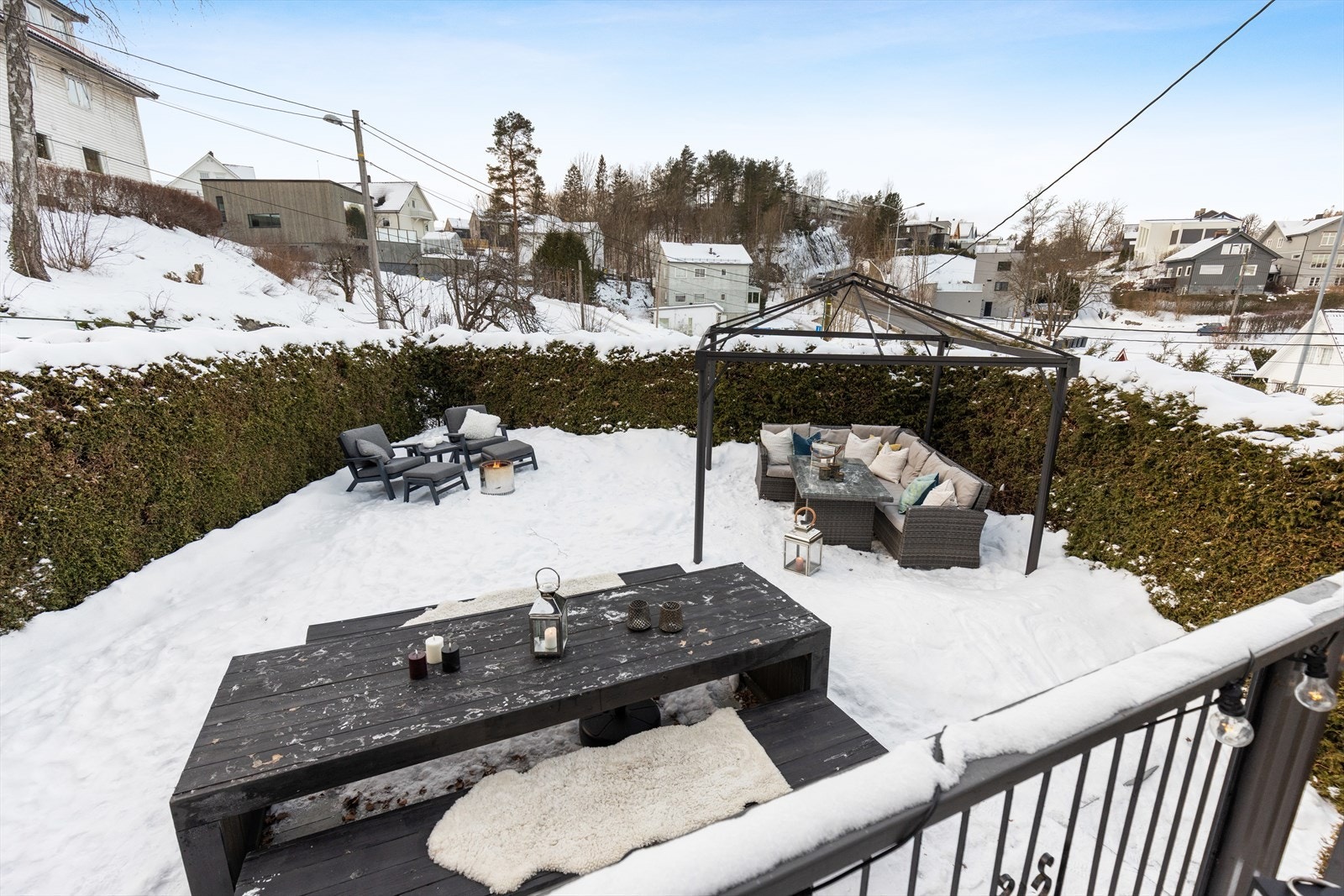 Her får du en uteplass som innbyr til både lek, avslapning og sosiale sammenkomster - et flott uterom som passer like godt for barnefamilien som for de som ønsker solrike omgivelser. Galleribilde