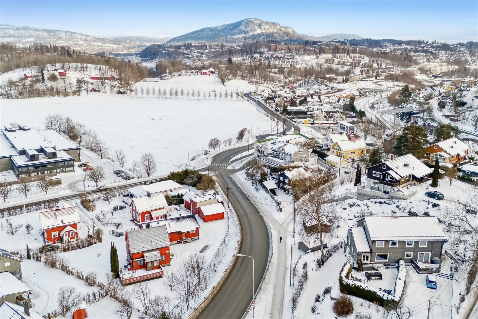Eiendommen ligger i et av Slependens mest attraktive og etterspurte boligområder, med en ideell kombinasjon av nærhet til bymessige fasiliteter og rolige, grønne omgivelser. Galleribilde