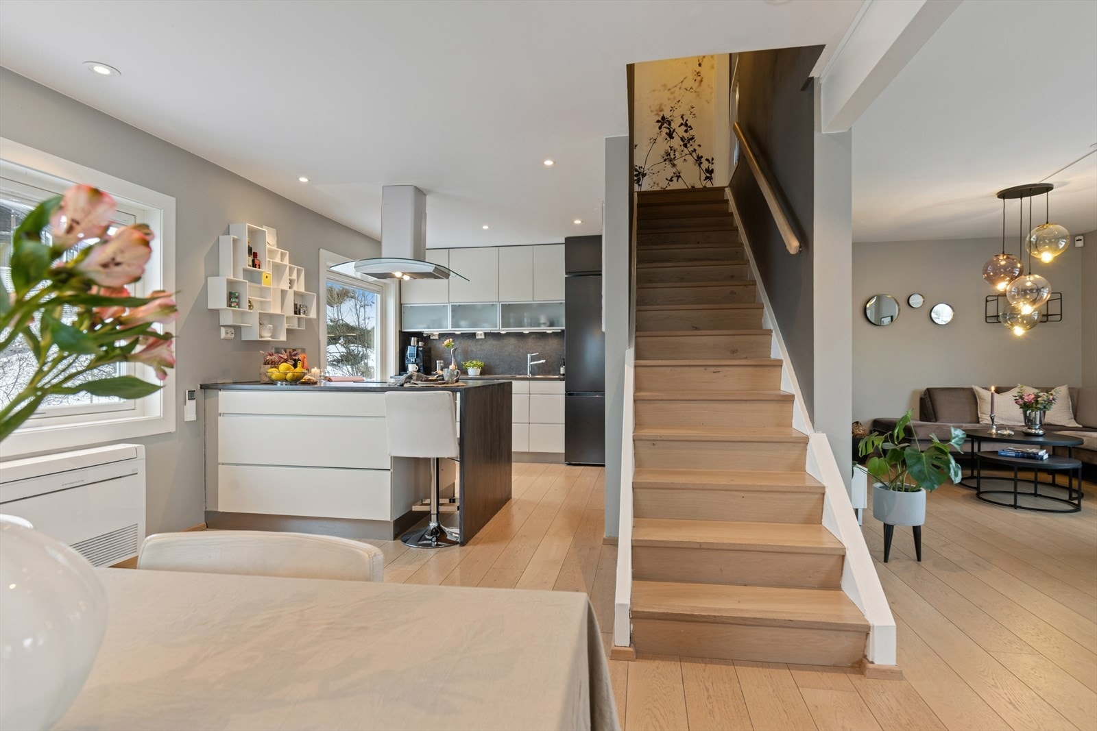 I boligens 1. etasje finner du hjemmets naturlige samlingspunkt - et stort, lyst og innbydende stue-, spise- og kjøkkenområde i åpen løsning. Lyst og luftig! Galleribilde